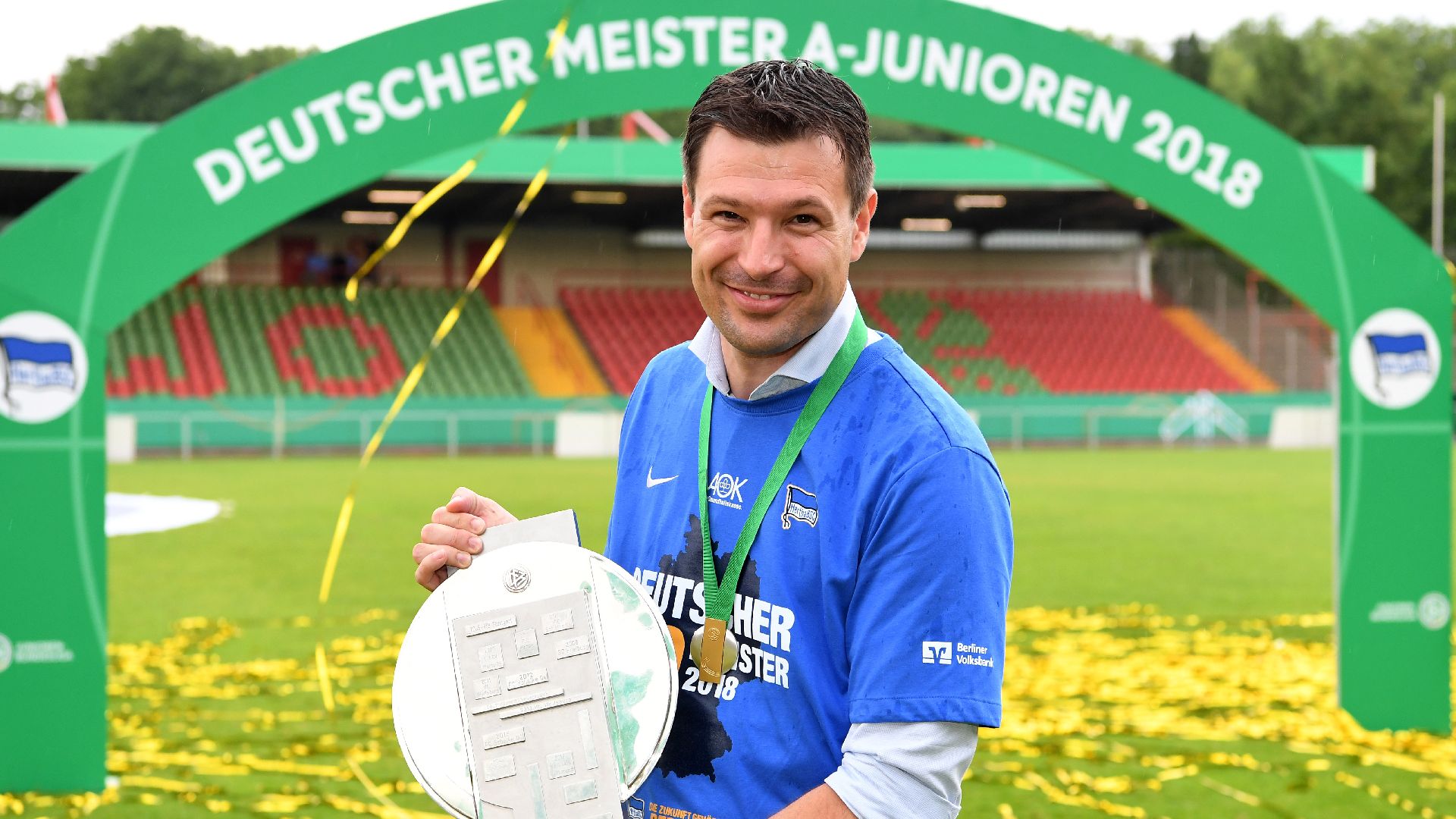 Benjamin Weber mit der Meisterschale.