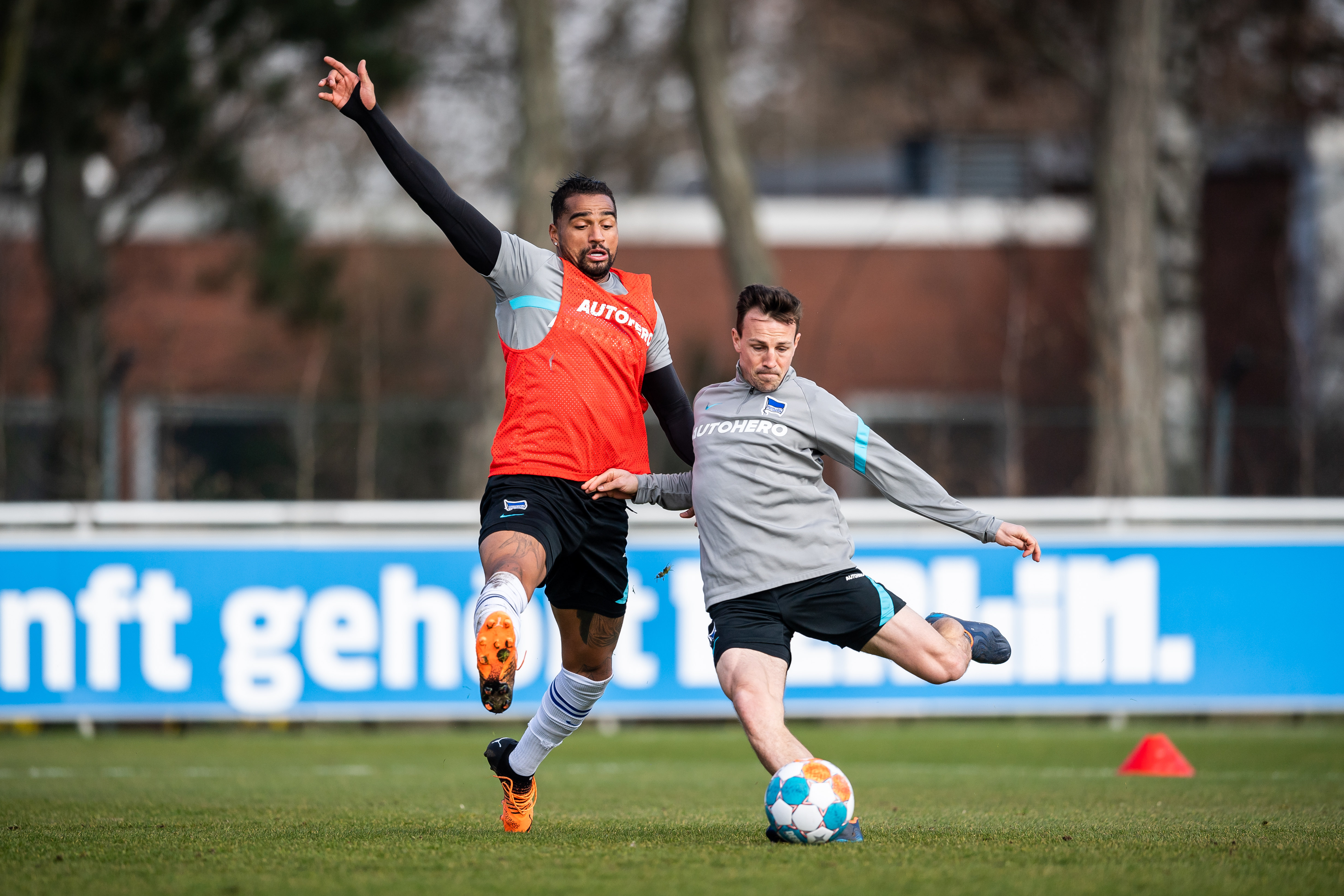 Prince Boateng und Vladimír Darida kämpfen im Training um den Ball.