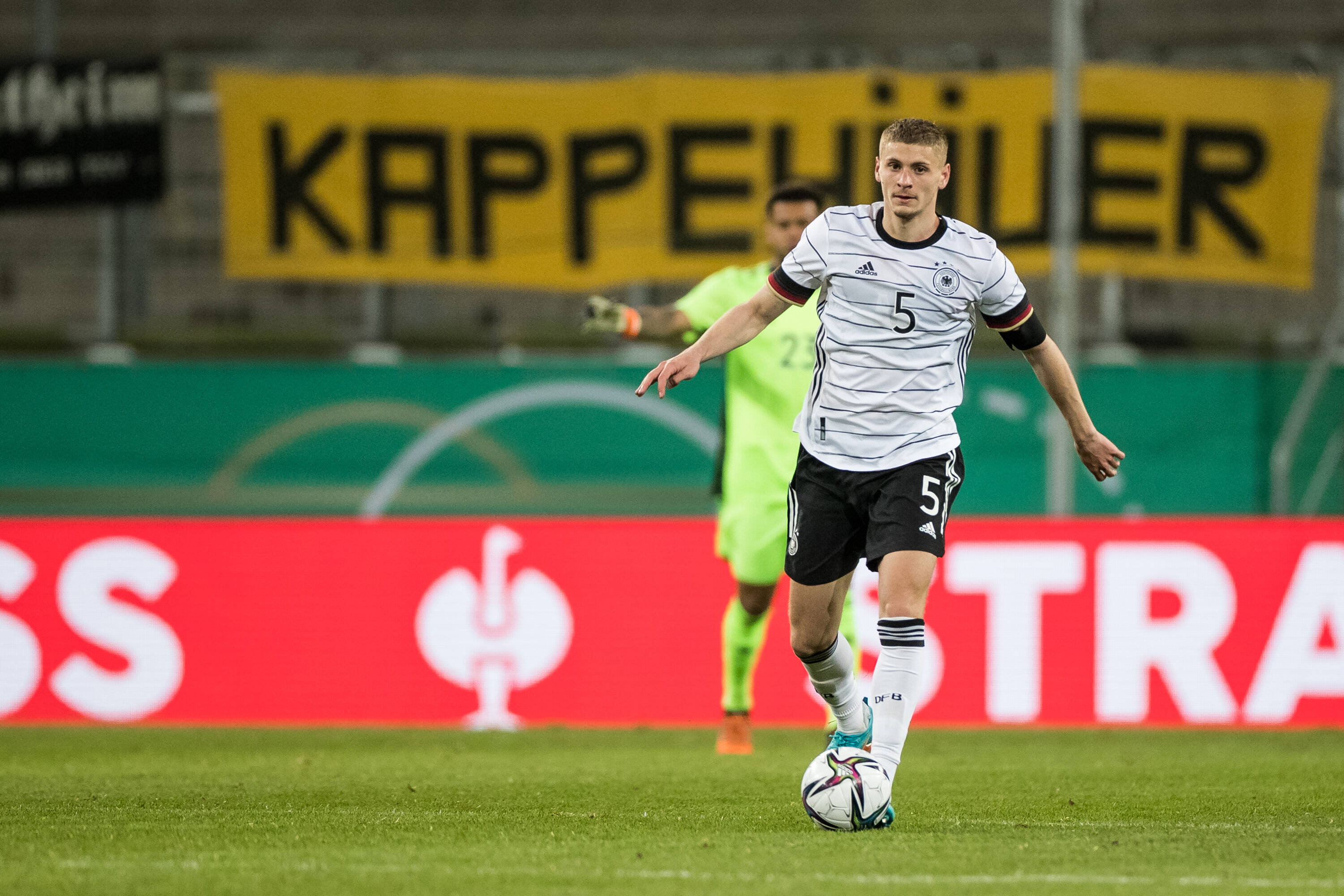 Márton Dárdai im Trikot der deutschen U21-Auswahl am Ball.