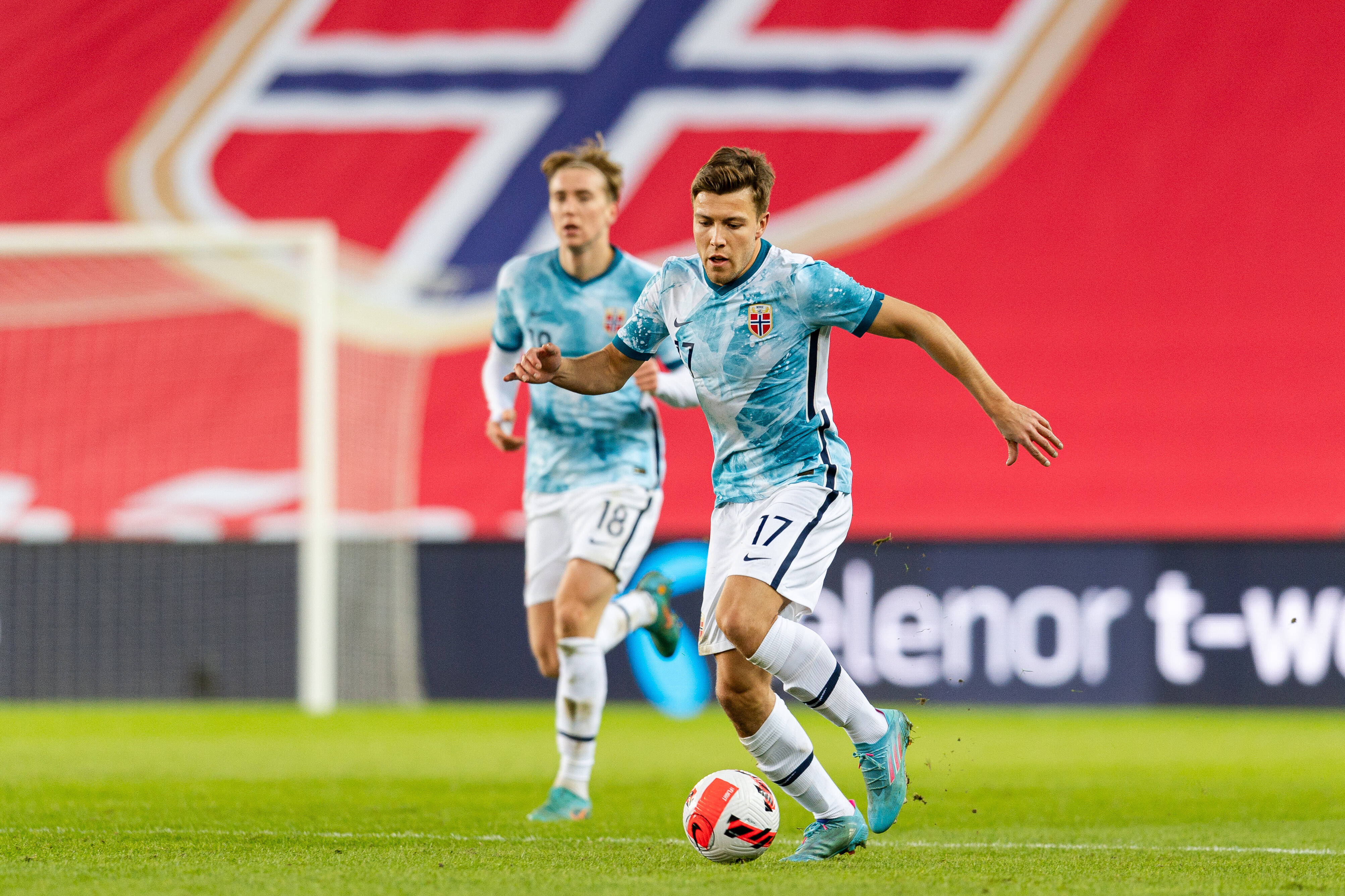 Fredrik Bjørkan treibt bei Norwegens 9:0-Sieg gegen Armenien den Ball.