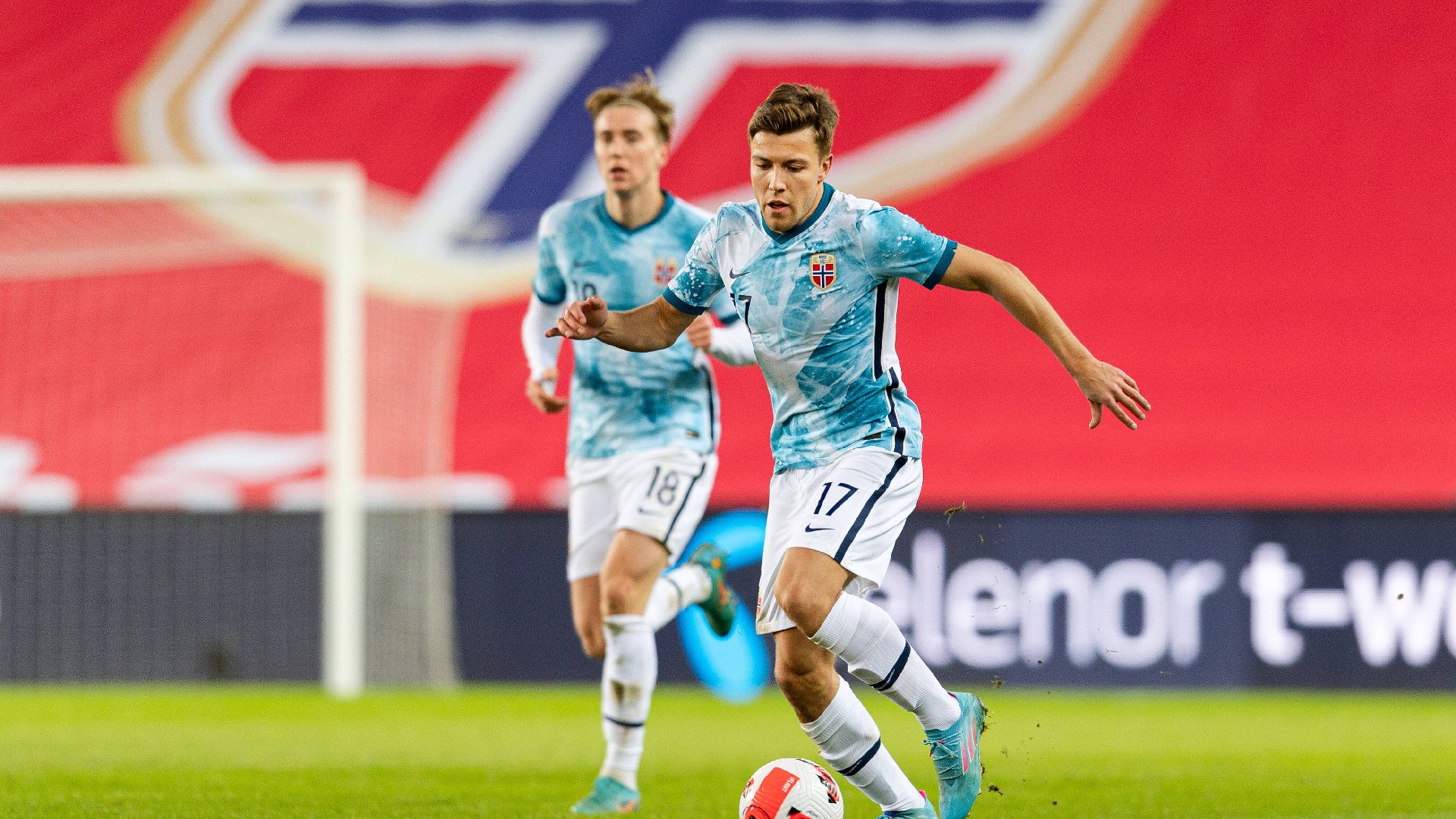 Fredrik Bjørkan treibt bei Norwegens 9:0-Sieg gegen Armenien den Ball.