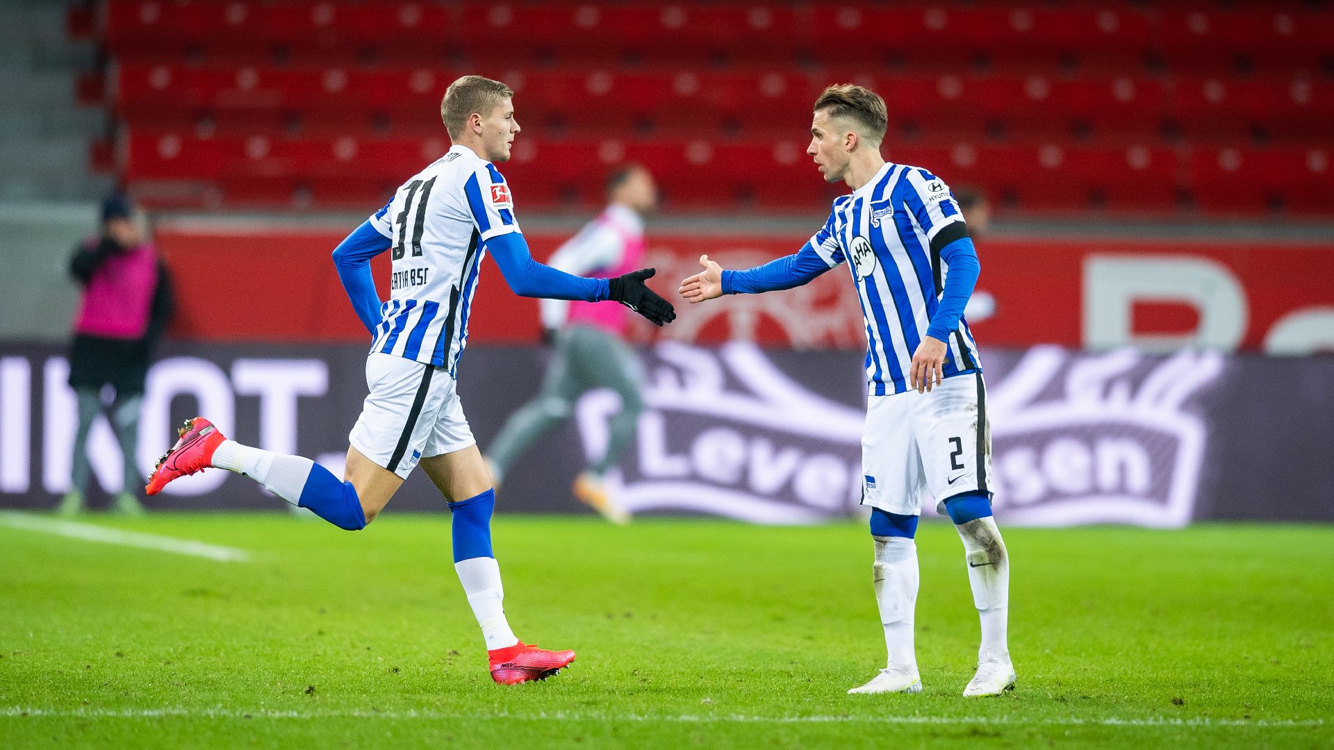 Márton Dárdai und Peter Pekarík klatschen beim vergangenen Gastspiel in Leverkusen ab.