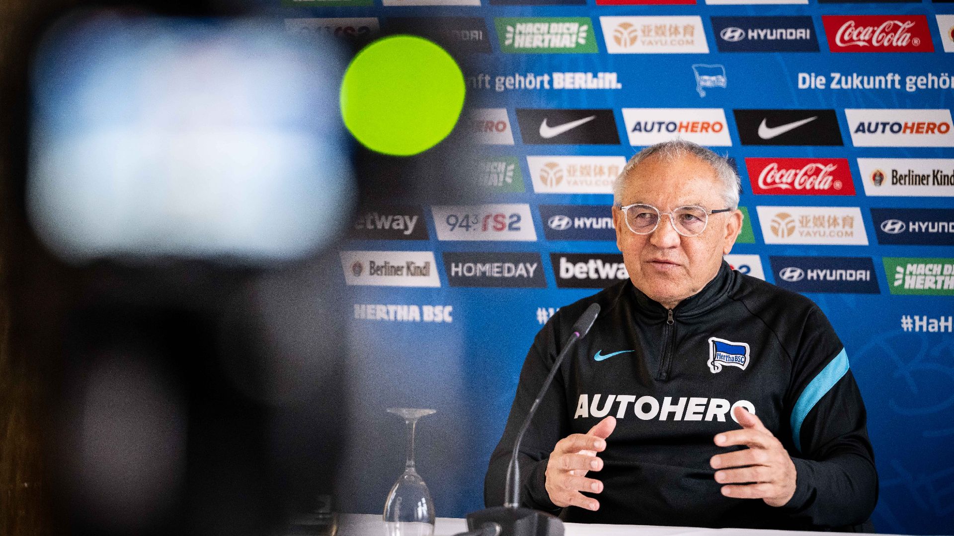 Felix Magath in the press conference ahead of the Leverkusen match.