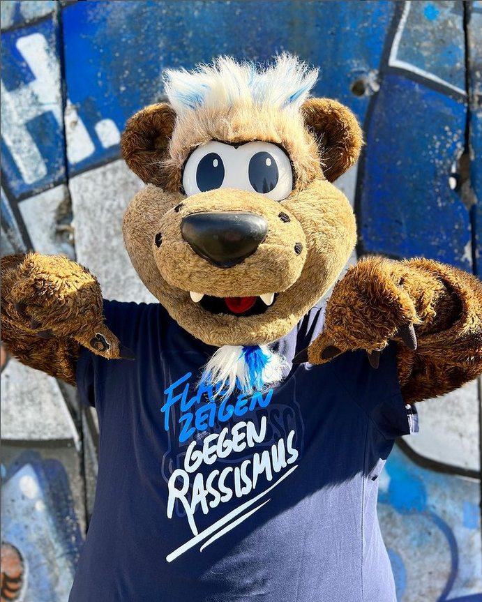 Hertinho trägt das Flagge zeigen gegen Rassismus Shirt.