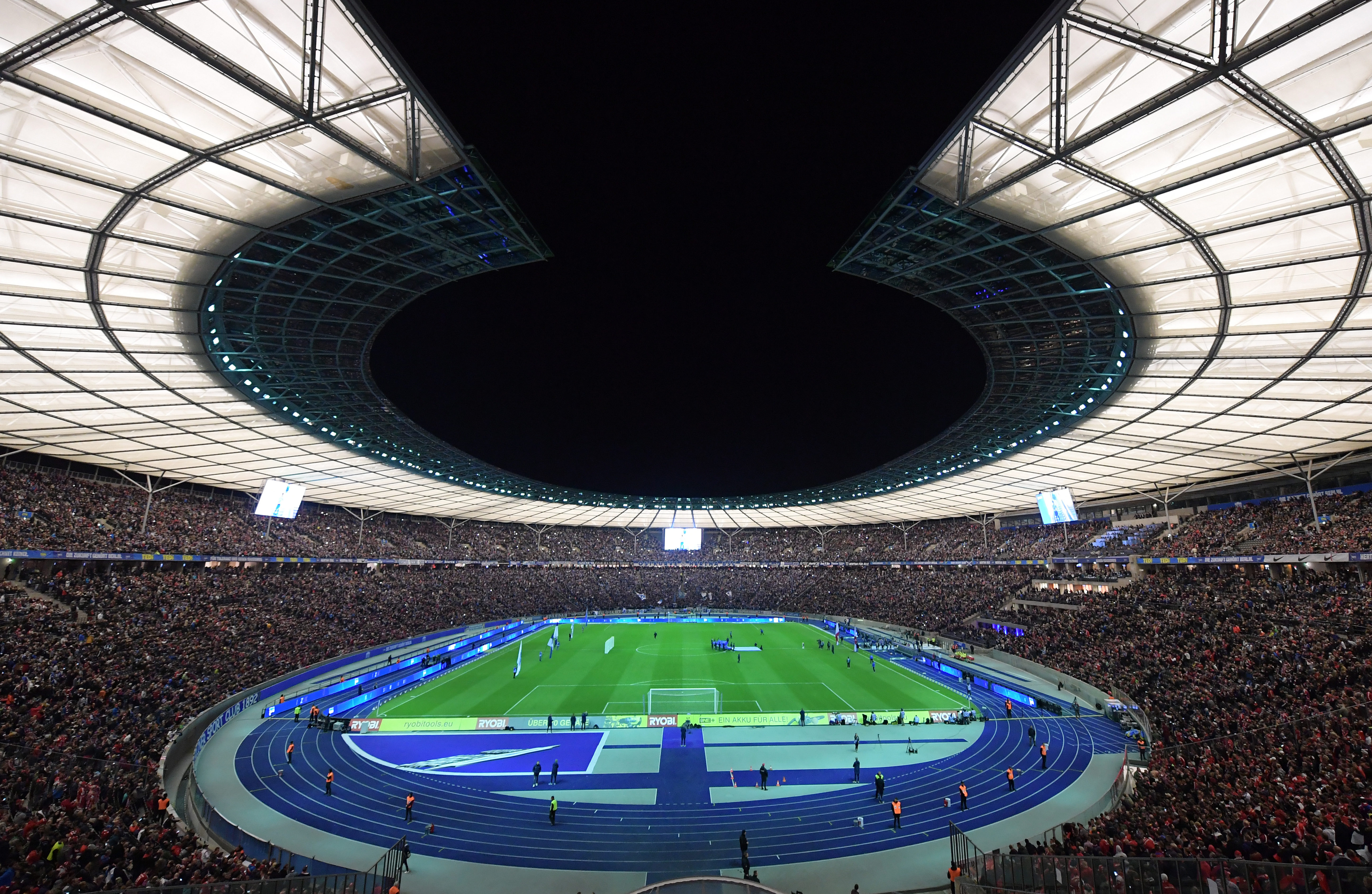 Das ausverkaufte Olympiastadion bei Flutlicht.