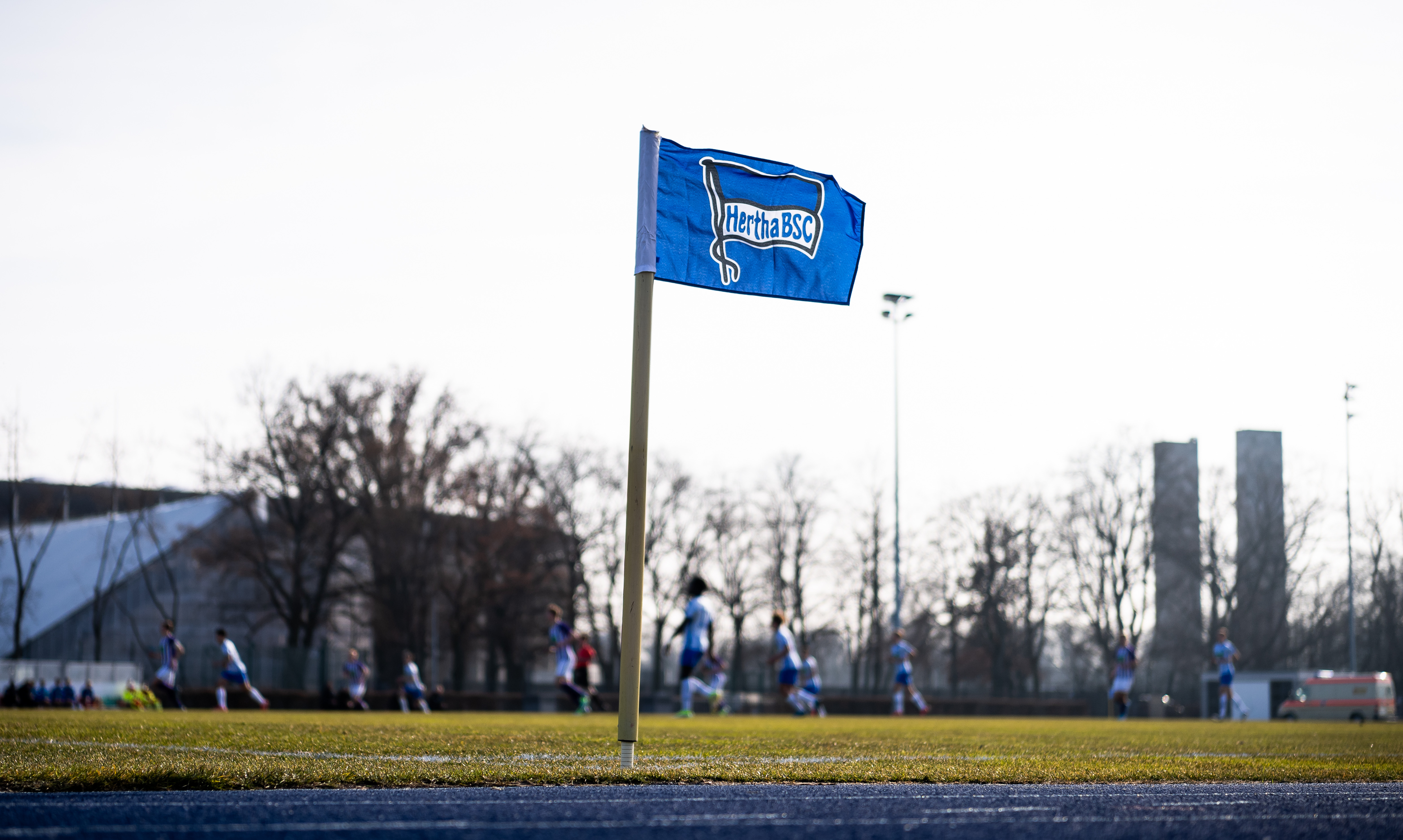 Die Hertha-Fahne weht im Wind.