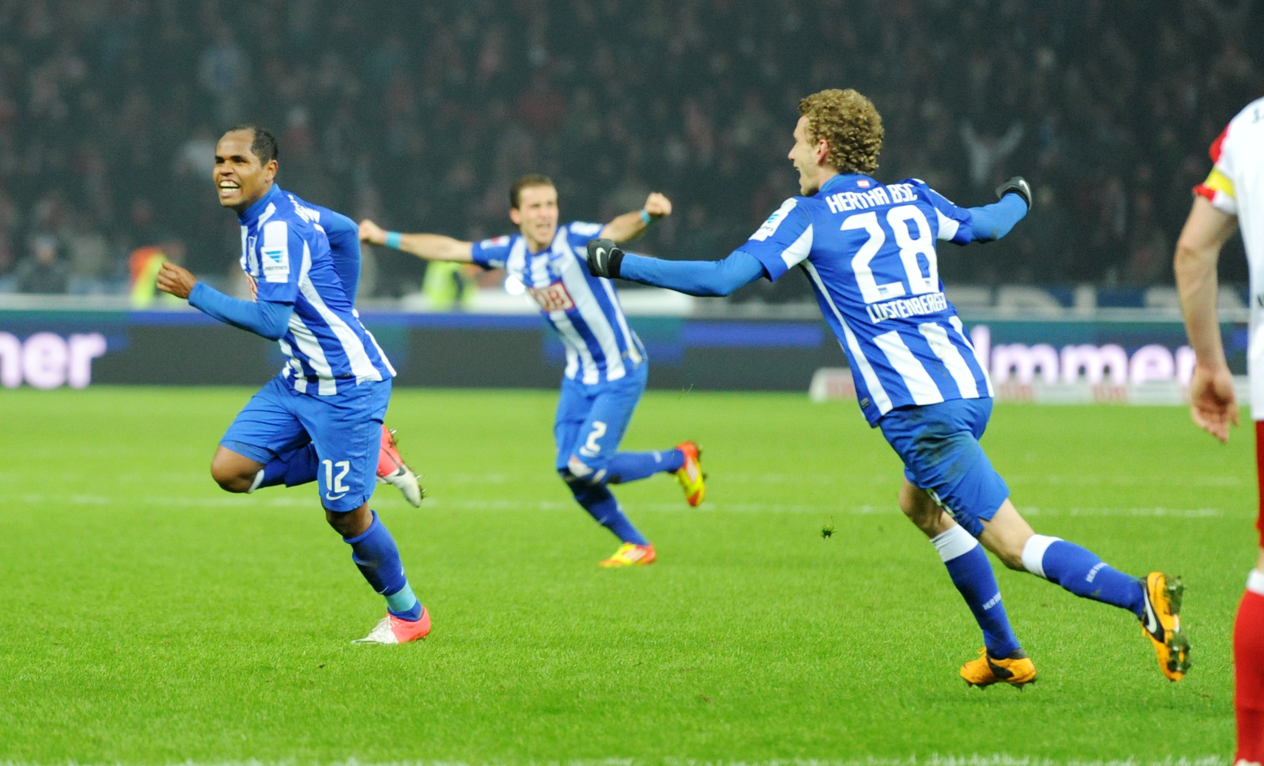 Ronny, Fabian Lustenberger y Peter Pekarík celebran un gol contra el Union.