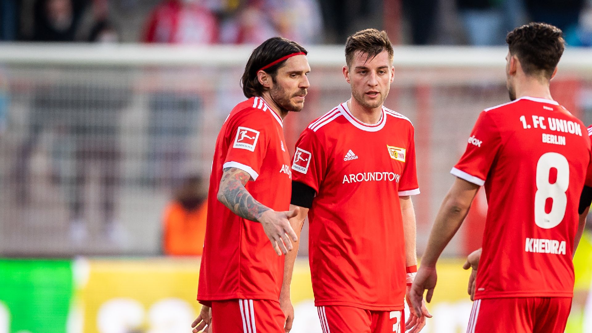 Die Unioner Trimmel, Knoche und Khedira klatschen ab.