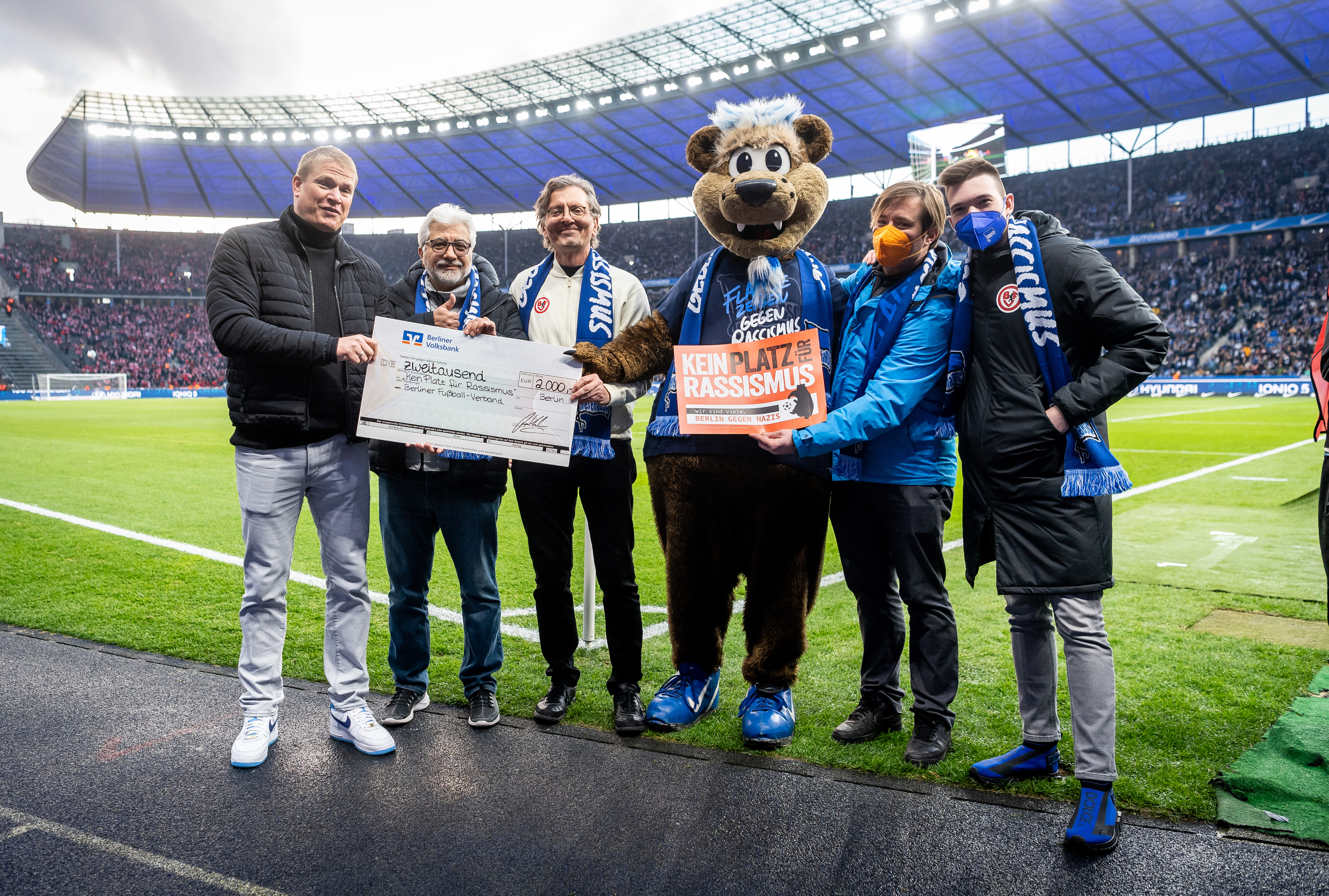Der Berliner Fußball-Verband erhielt beim Derby einen Scheck von unserem Hauptstadtclub.