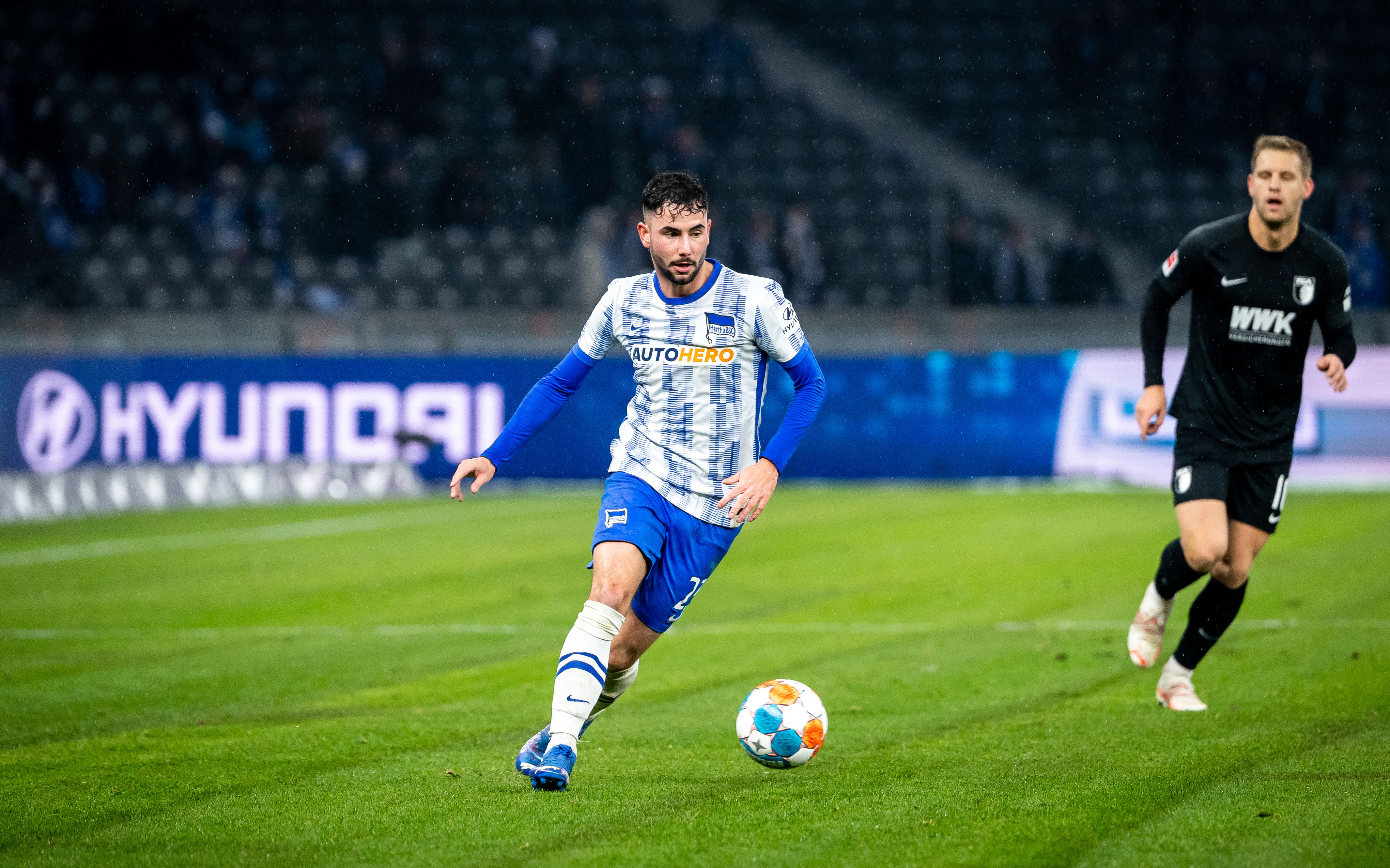 Marco Richter zieht mit dem Ball davon, Arne Maier blickt ihm hinterher.