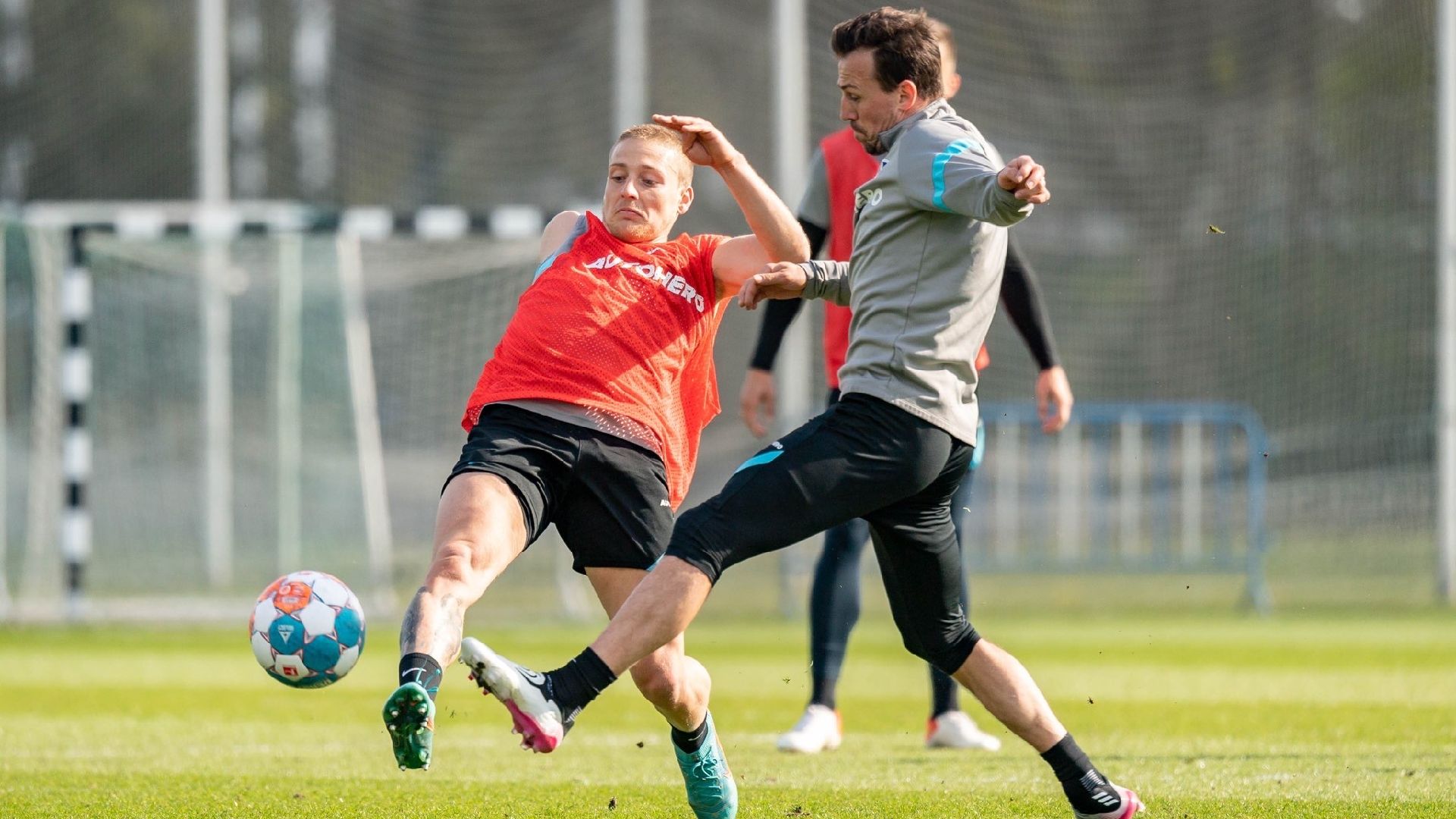 Santiago Ascacíbar in a challenge with Vladimír Darida.