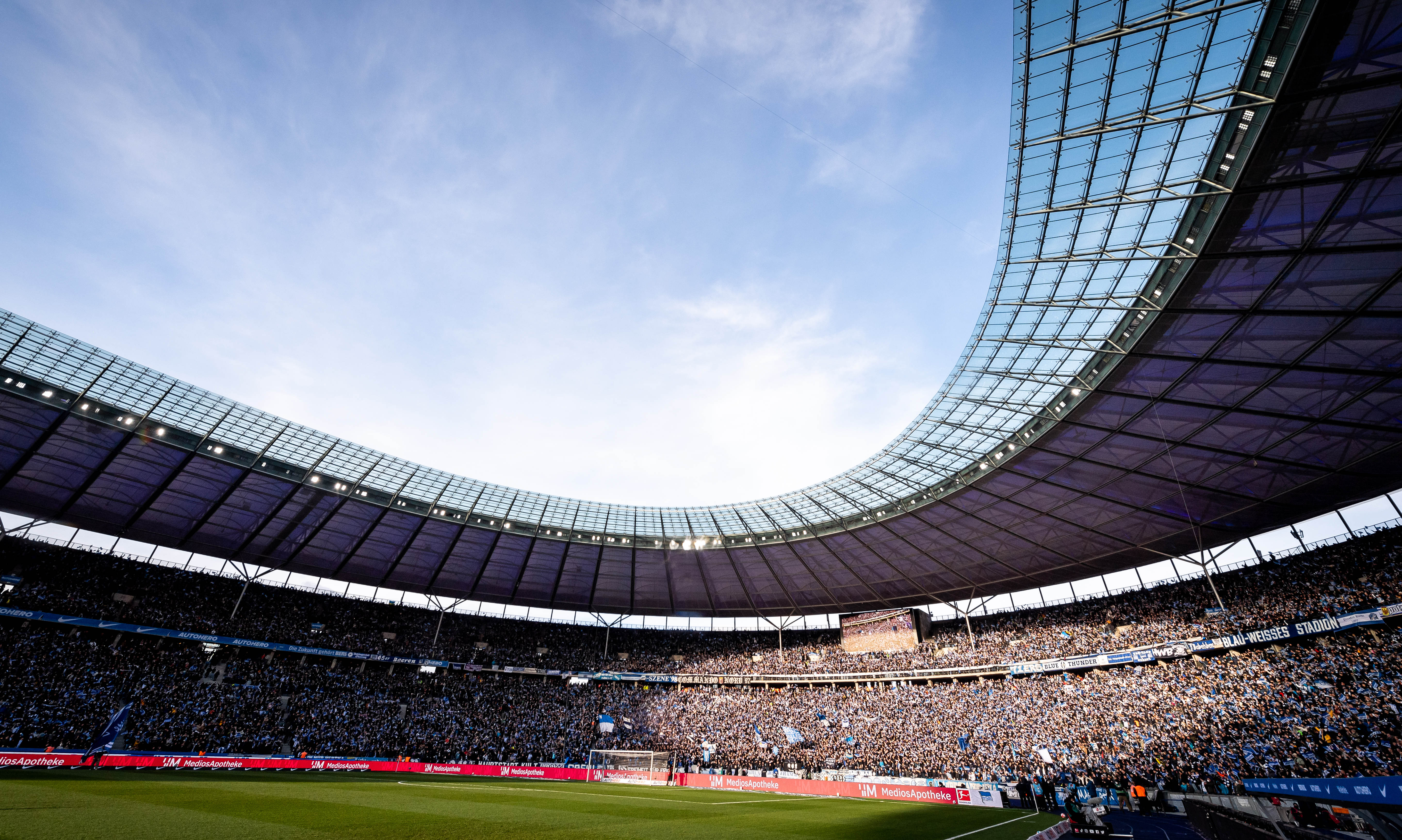 Das ausverkaufte Olympiastadion bei Tageslicht.