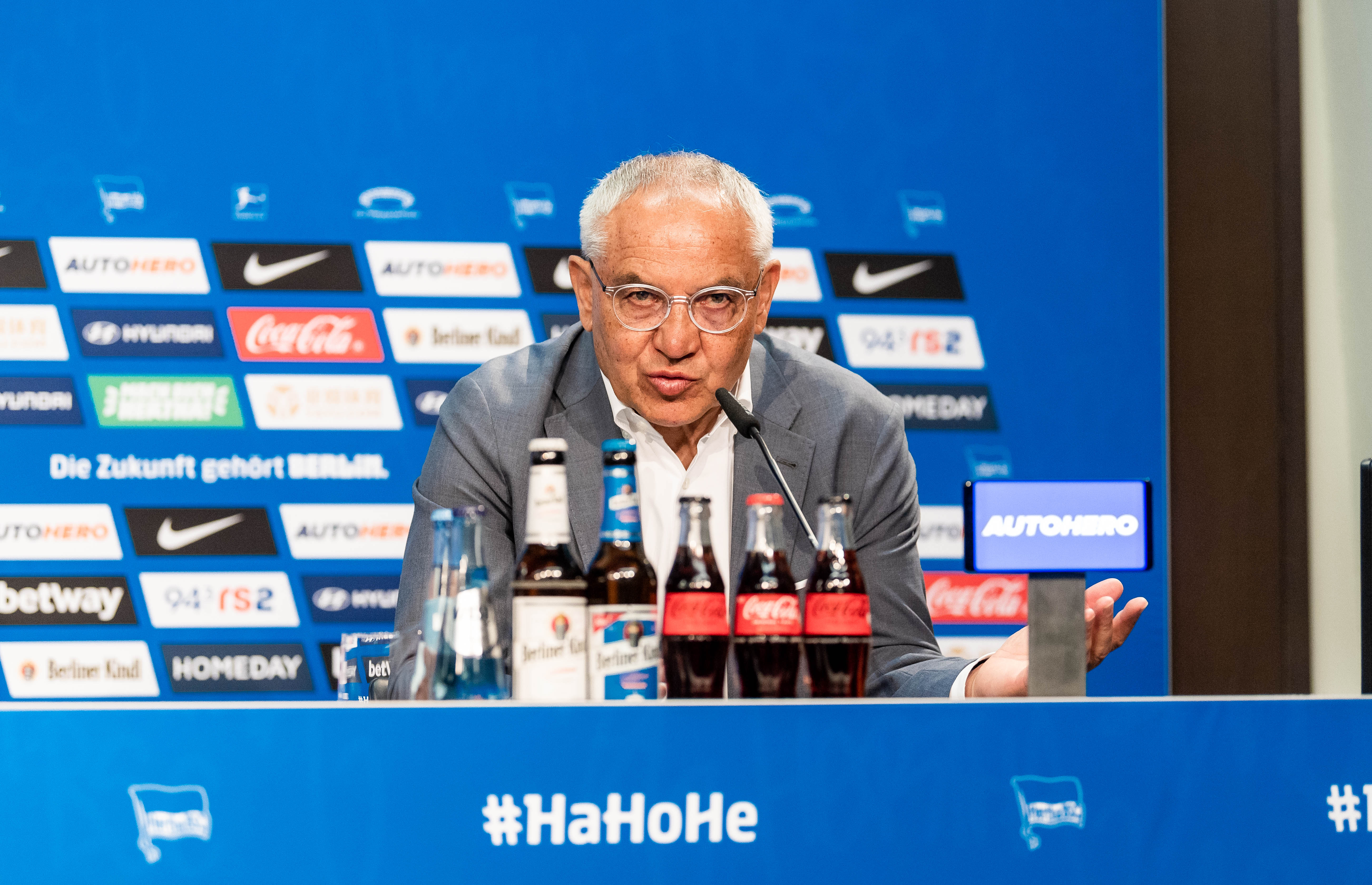 Felix Magath sitzt auf dem Podium im Olympiastadion.