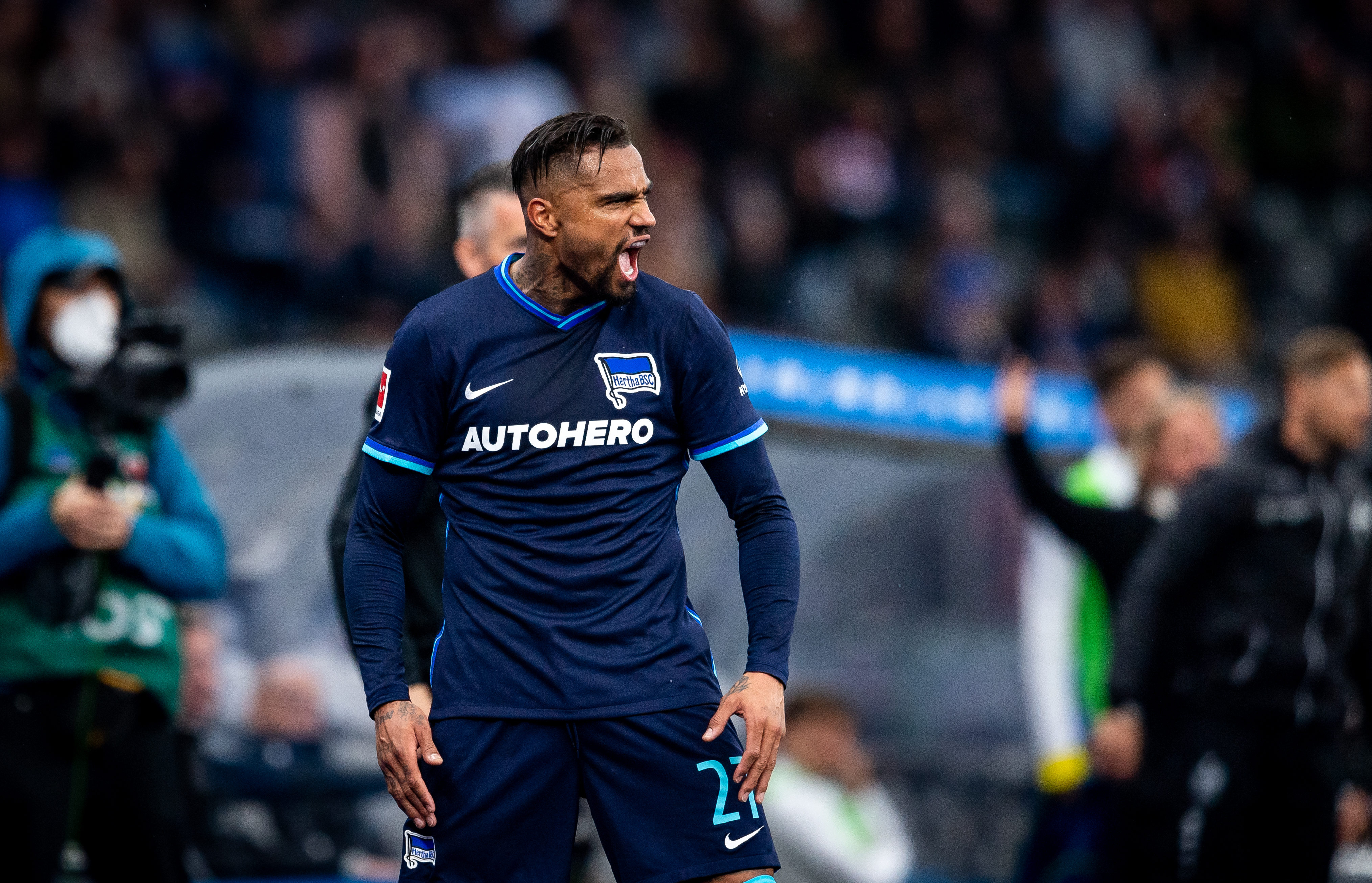 Prince Boateng feuert seine Mitspieler an.