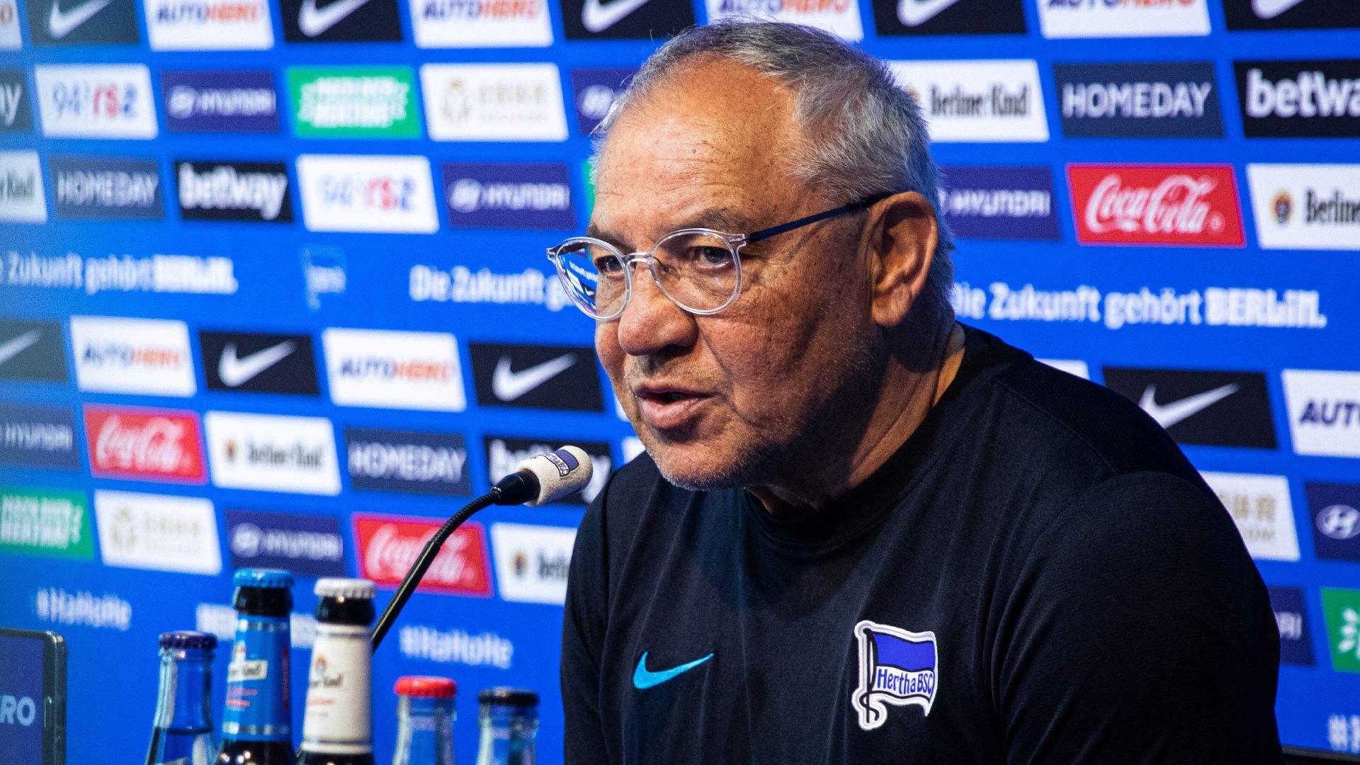 Felix Magath spricht auf der Pressekonferenz vor dem Auswärtsspiel in Bielefeld.
