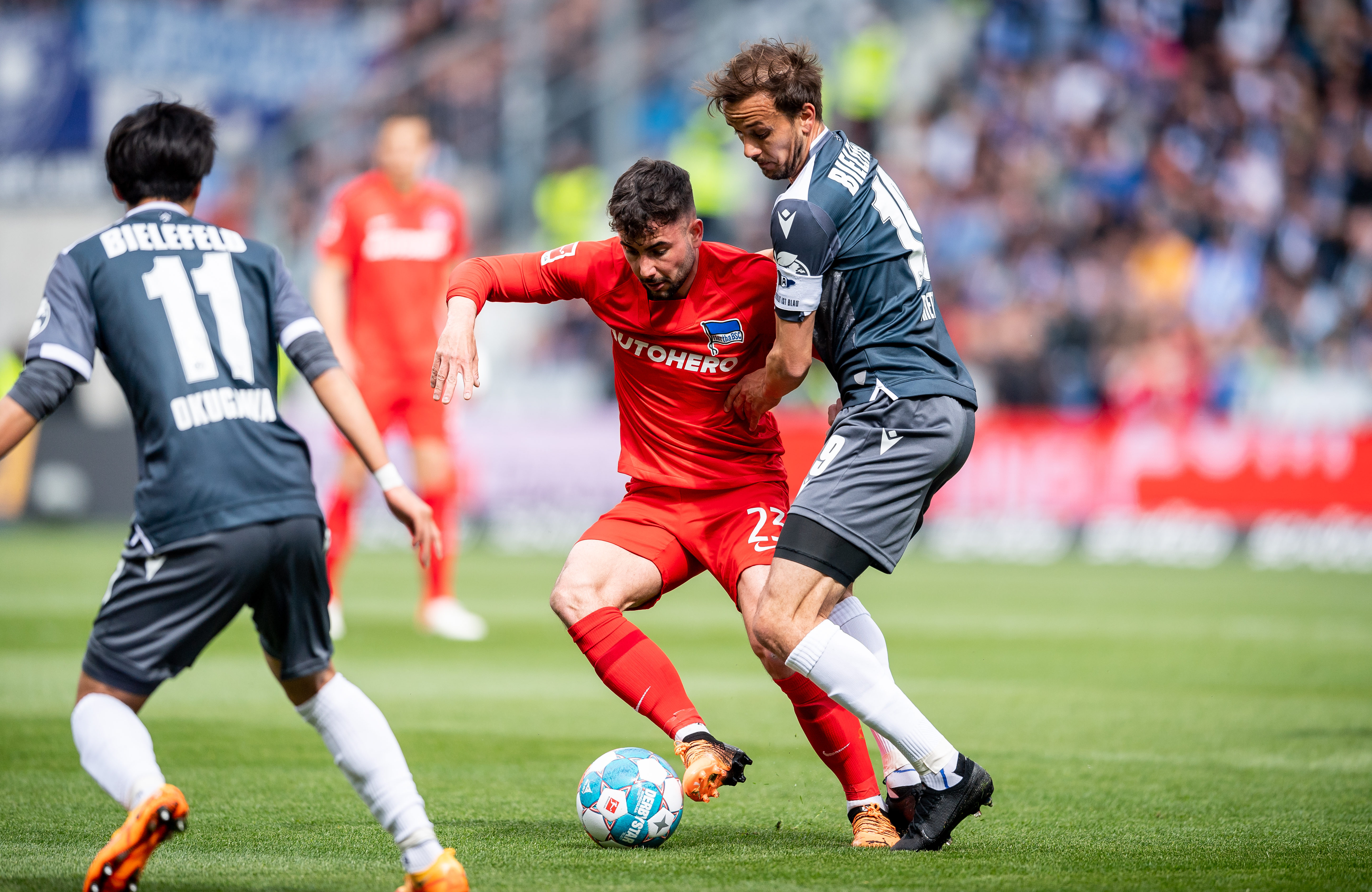 Marco Richter behauptet den Ball gegen Manuel Prietl.