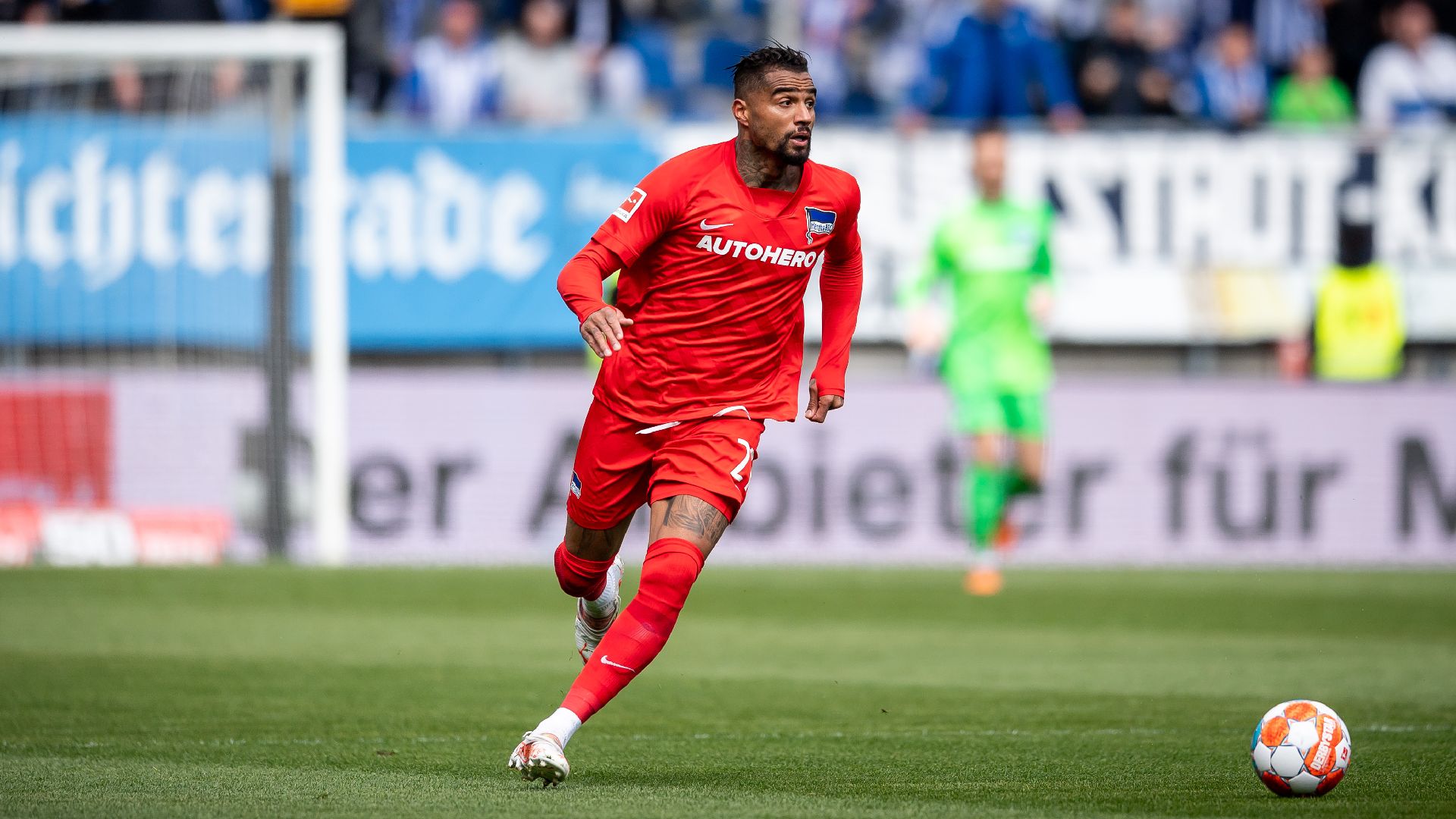 Prince Boateng führt den Ball in Bielefeld.