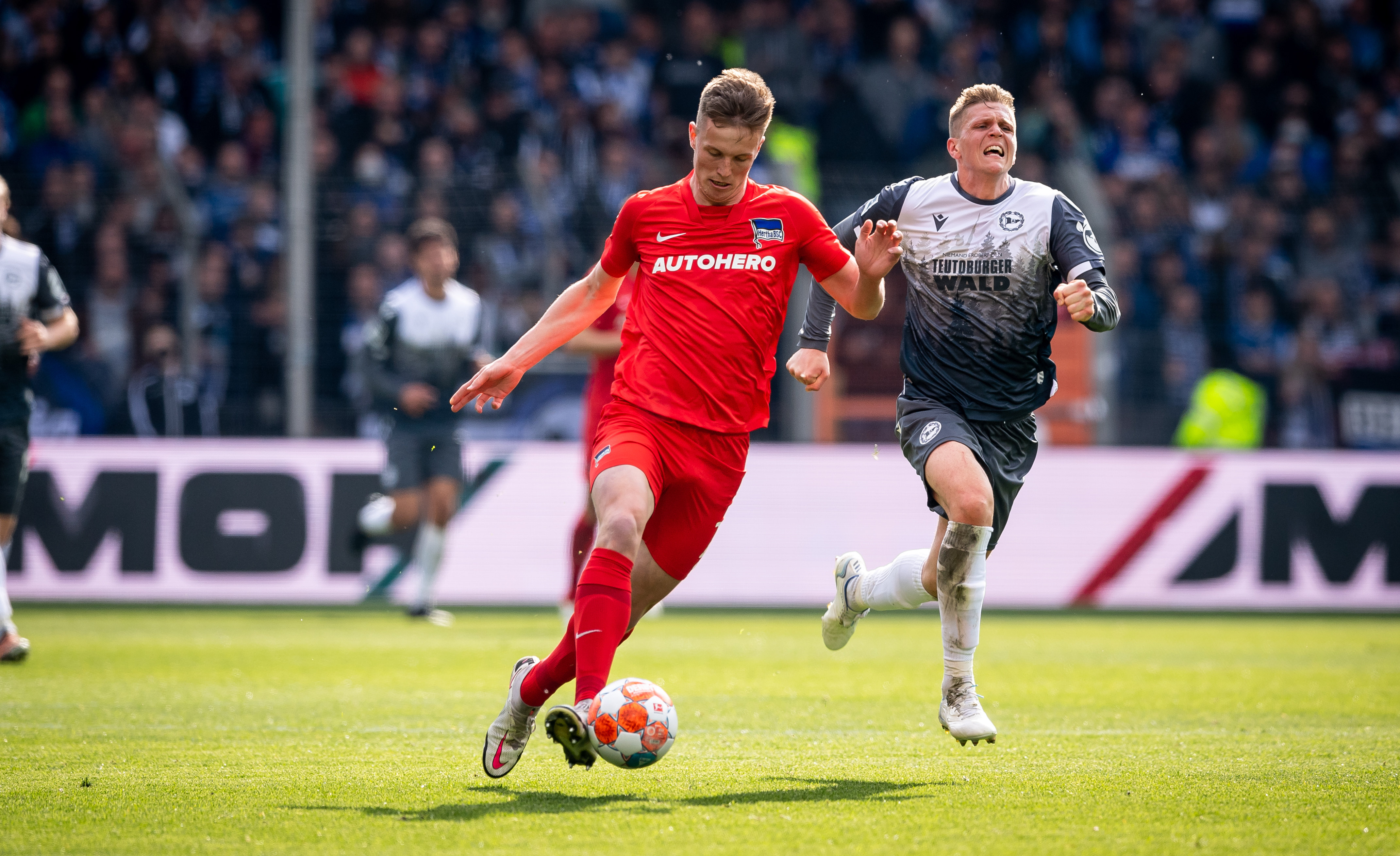 Luca Wollschläger läuft auf der Alm in Bielefeld einem Gegenspieler davon.