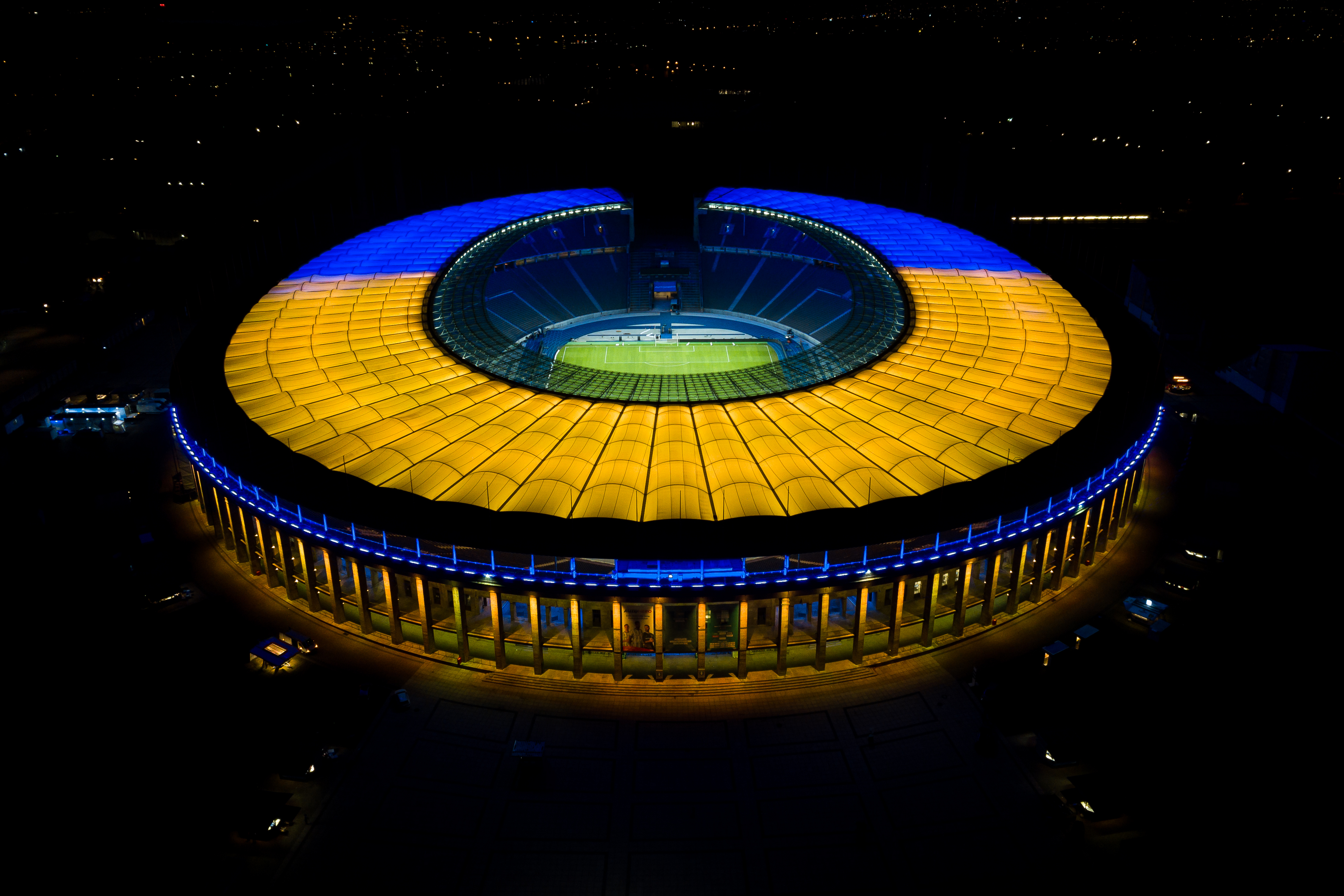 Das Olympiastadion erstrahlt in den Farben der Ukraine.