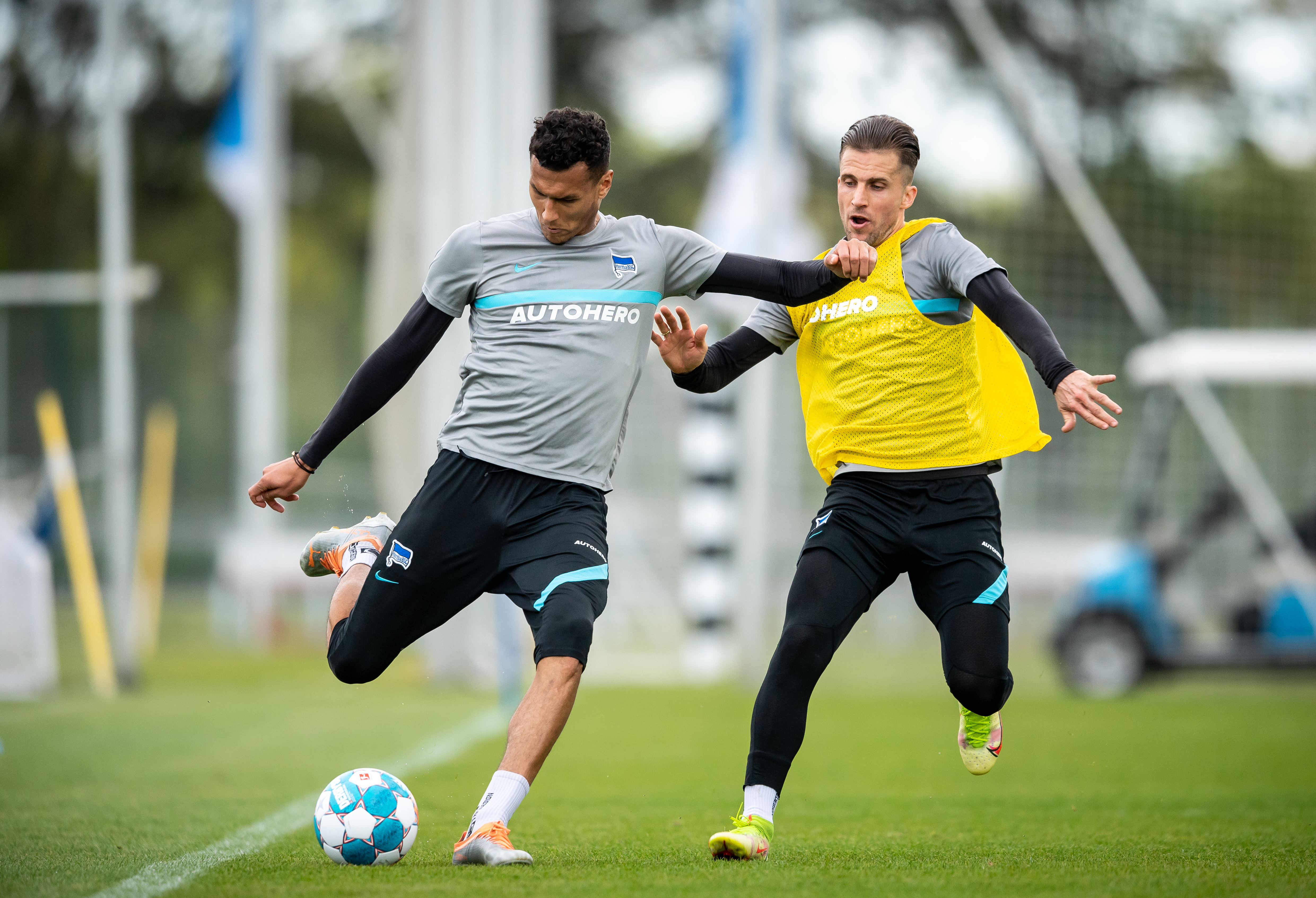 Davie Selke battling for the ball against Peter Pekarík.