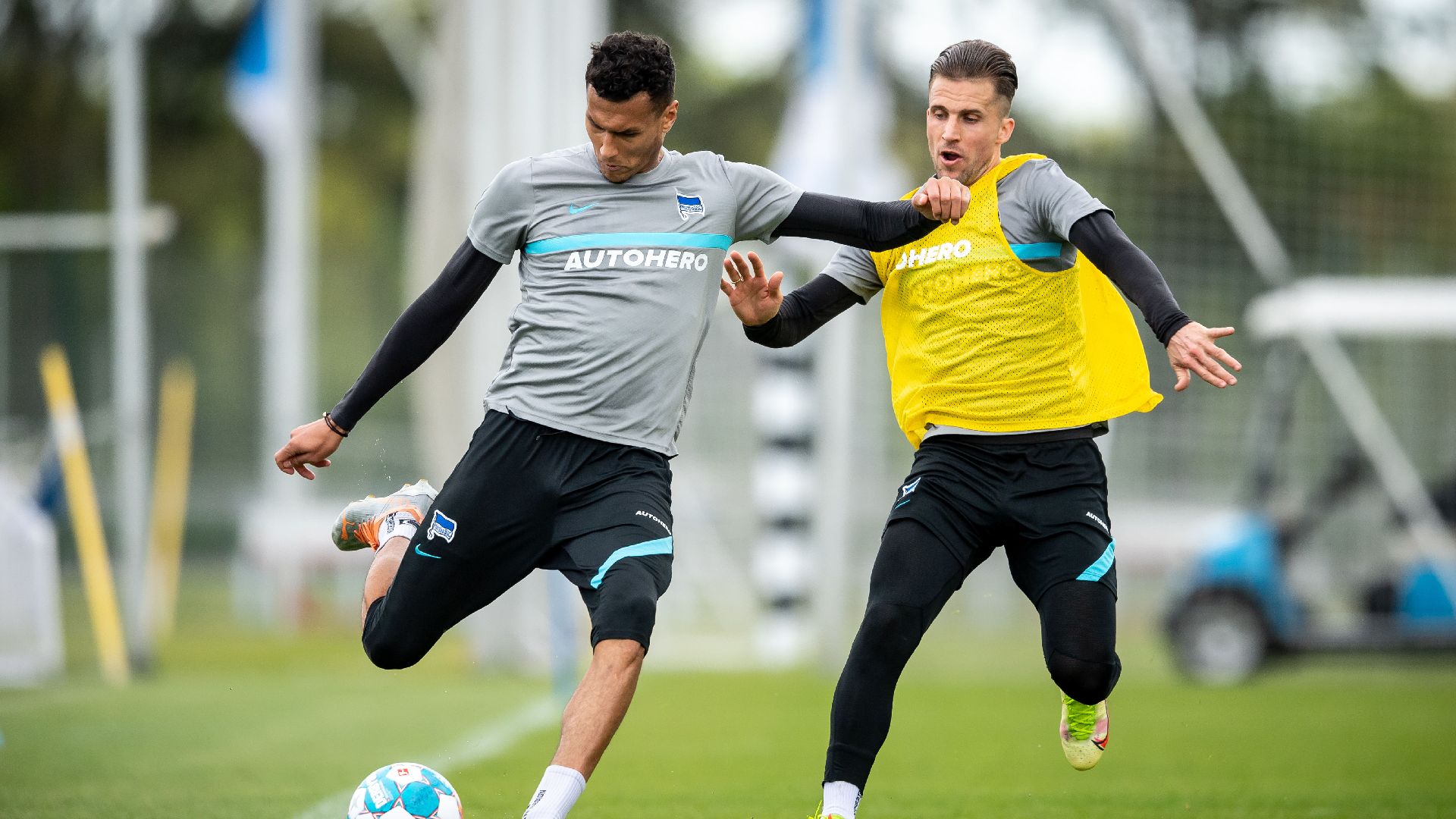 Davie Selke battling for the ball against Peter Pekarík.