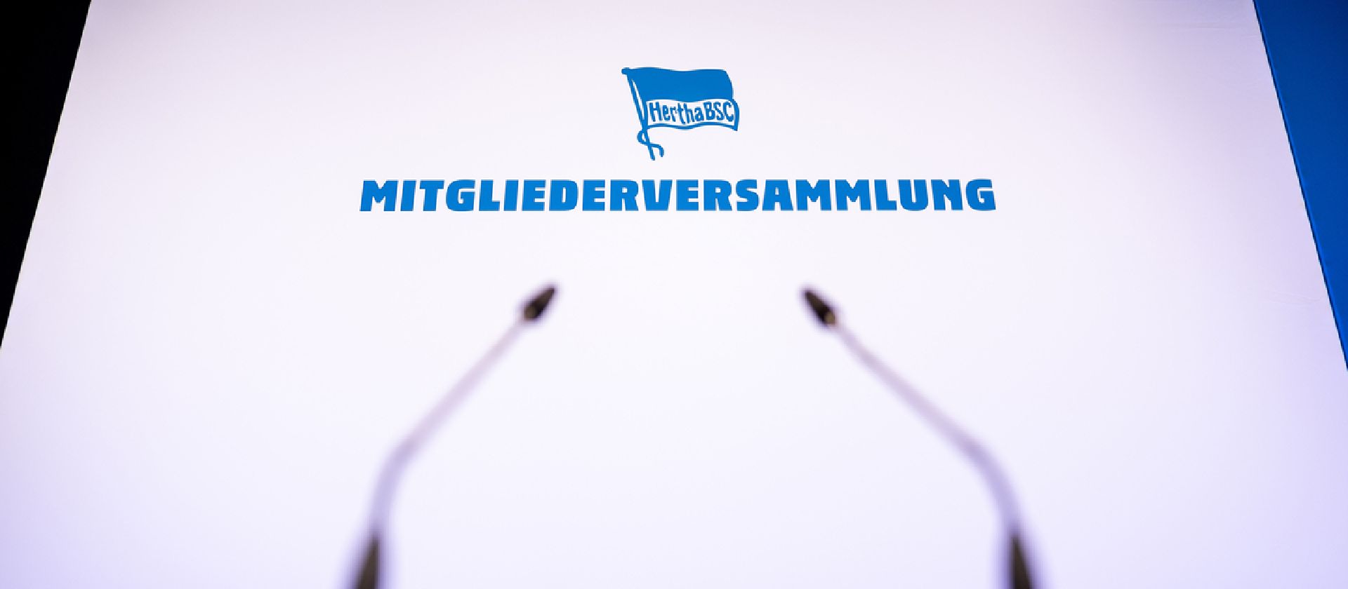 Mikrofone bei einer Mitgliederversammlung von Hertha BSC.