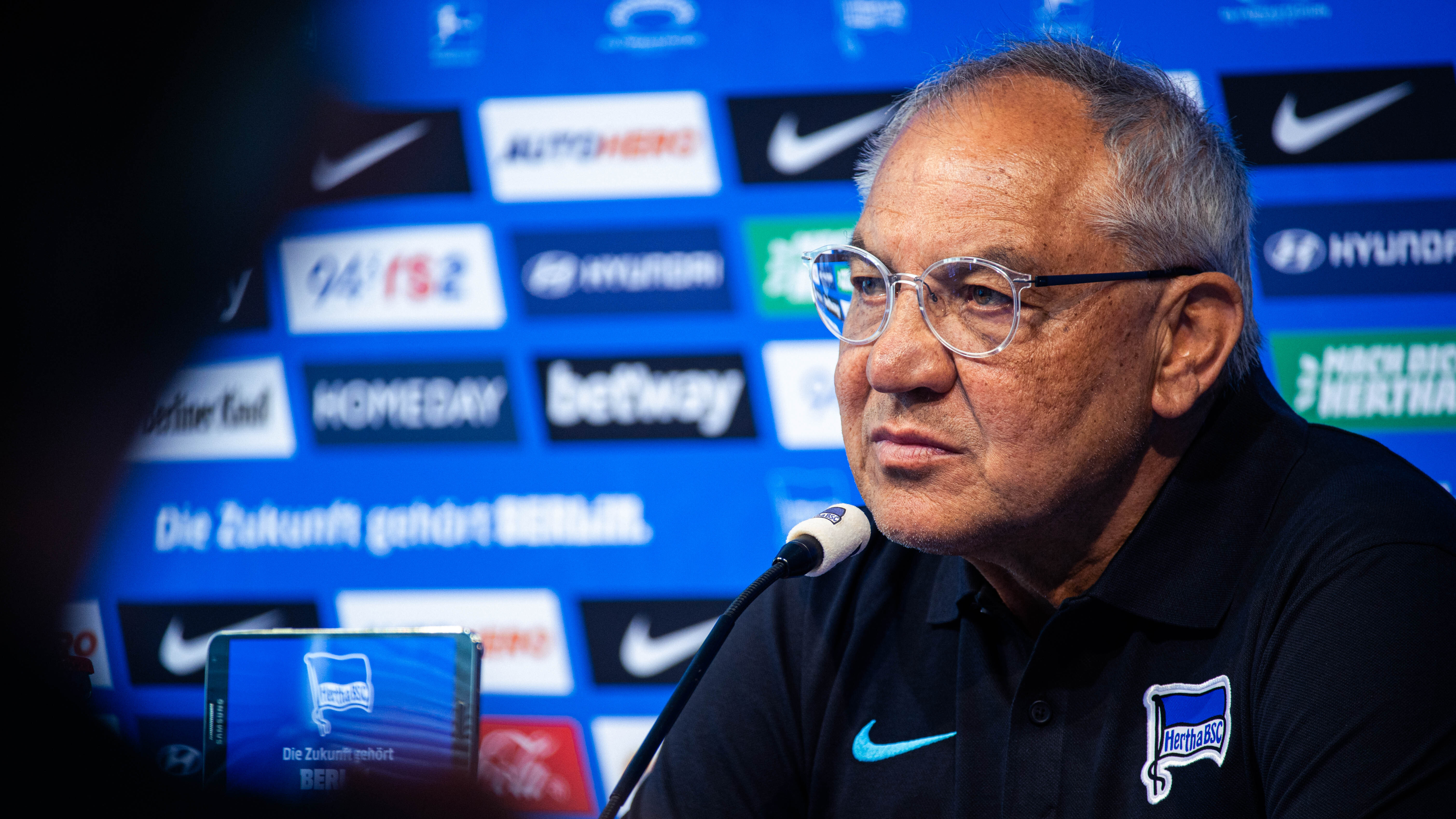 Felix Magath answers the press' questions.