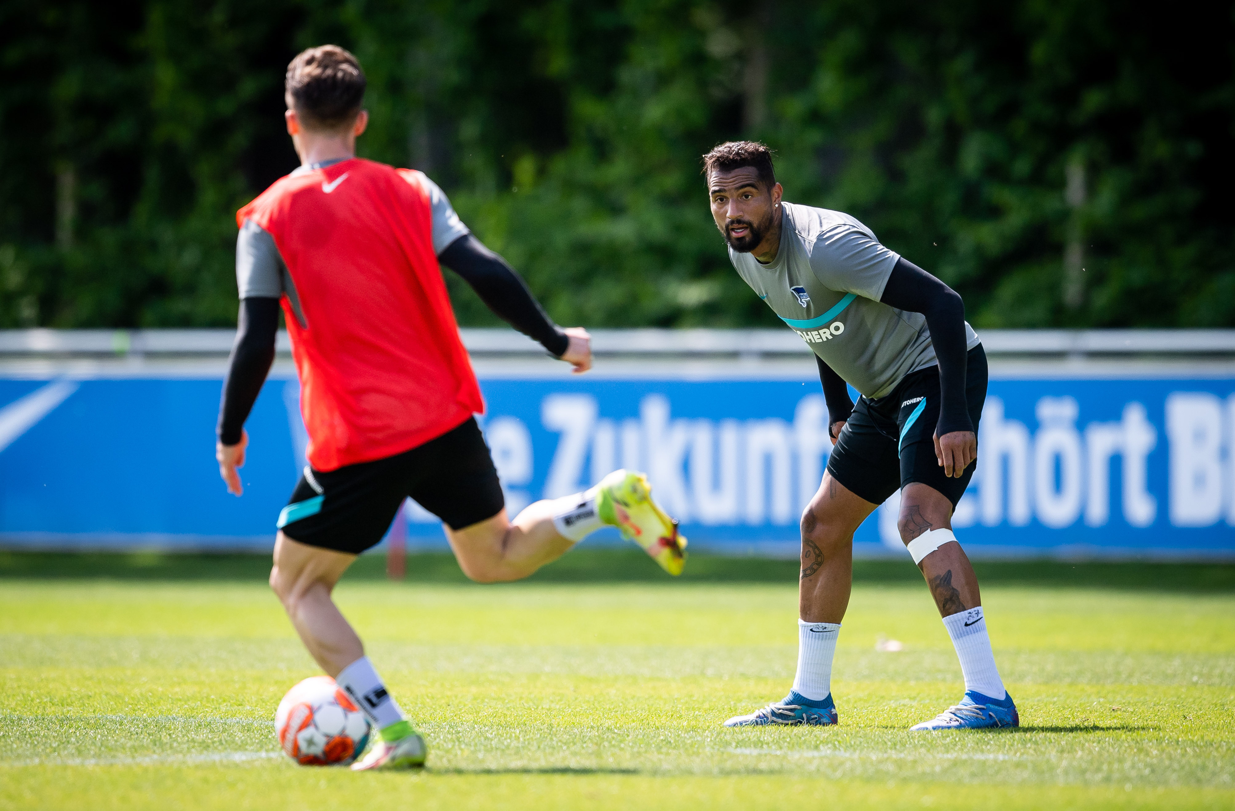 Peter Pekarík plays a pass as Prince Boateng looks on.