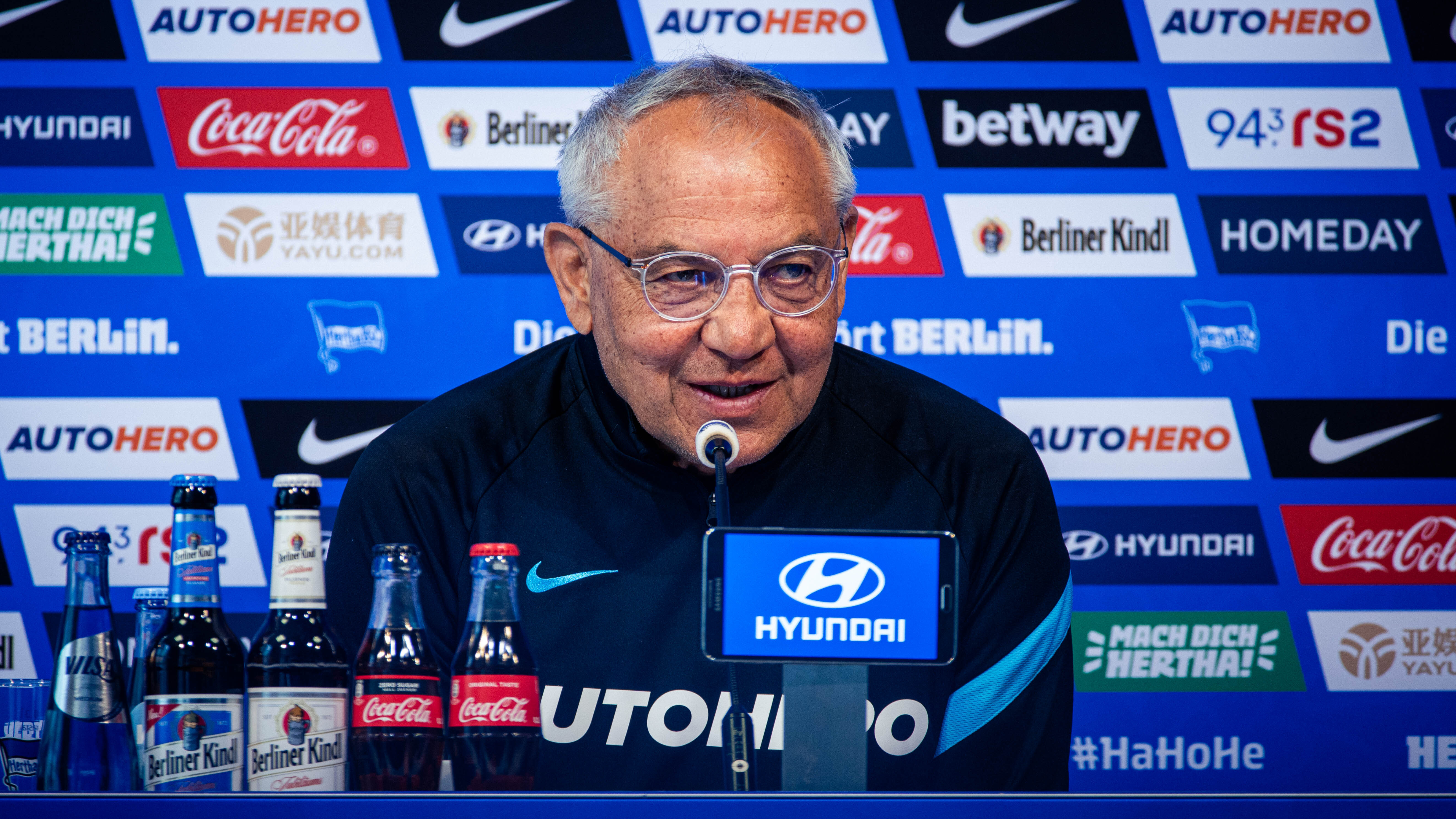 Felix Magath spricht auf der Pressekonferenz vor dem Auswärtsspiel in Dortmund.