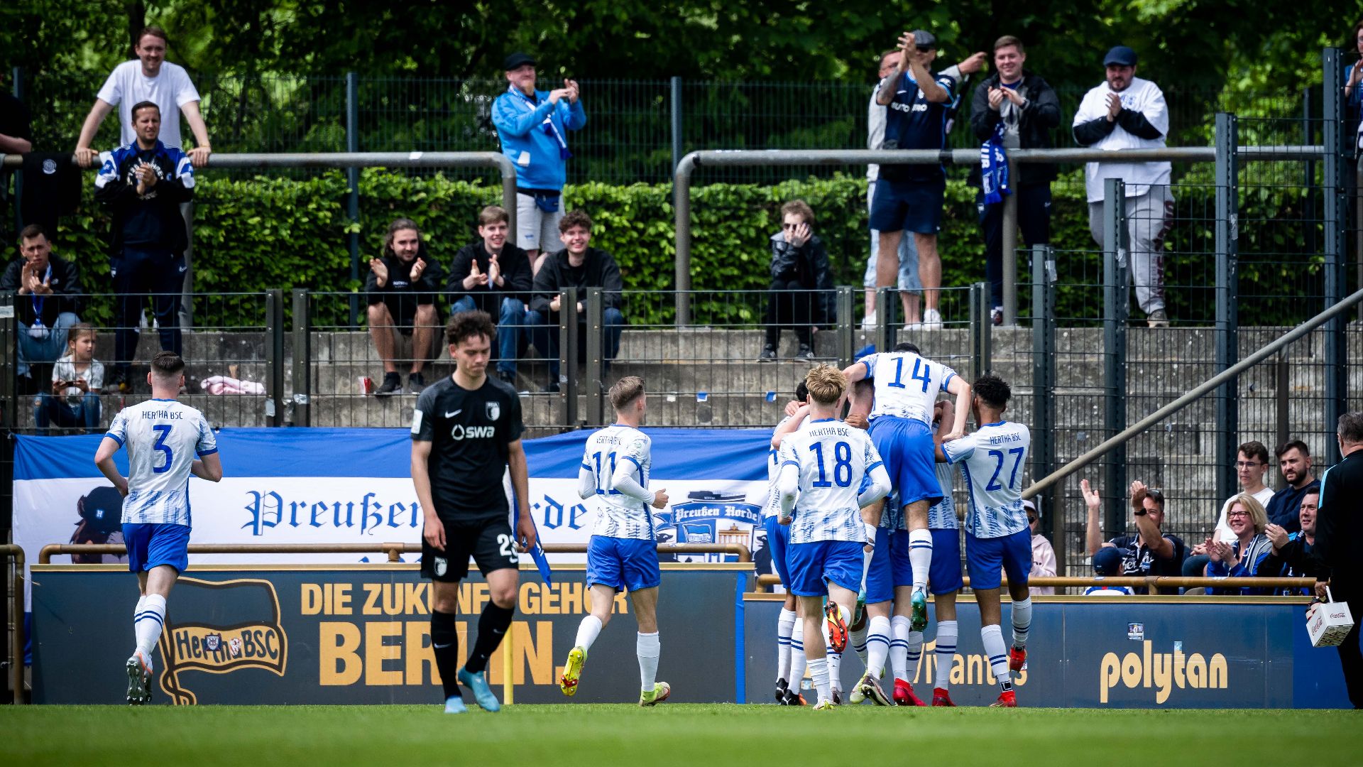 Unsere U19-Spieler bejubeln den Treffer zum 2:0.
