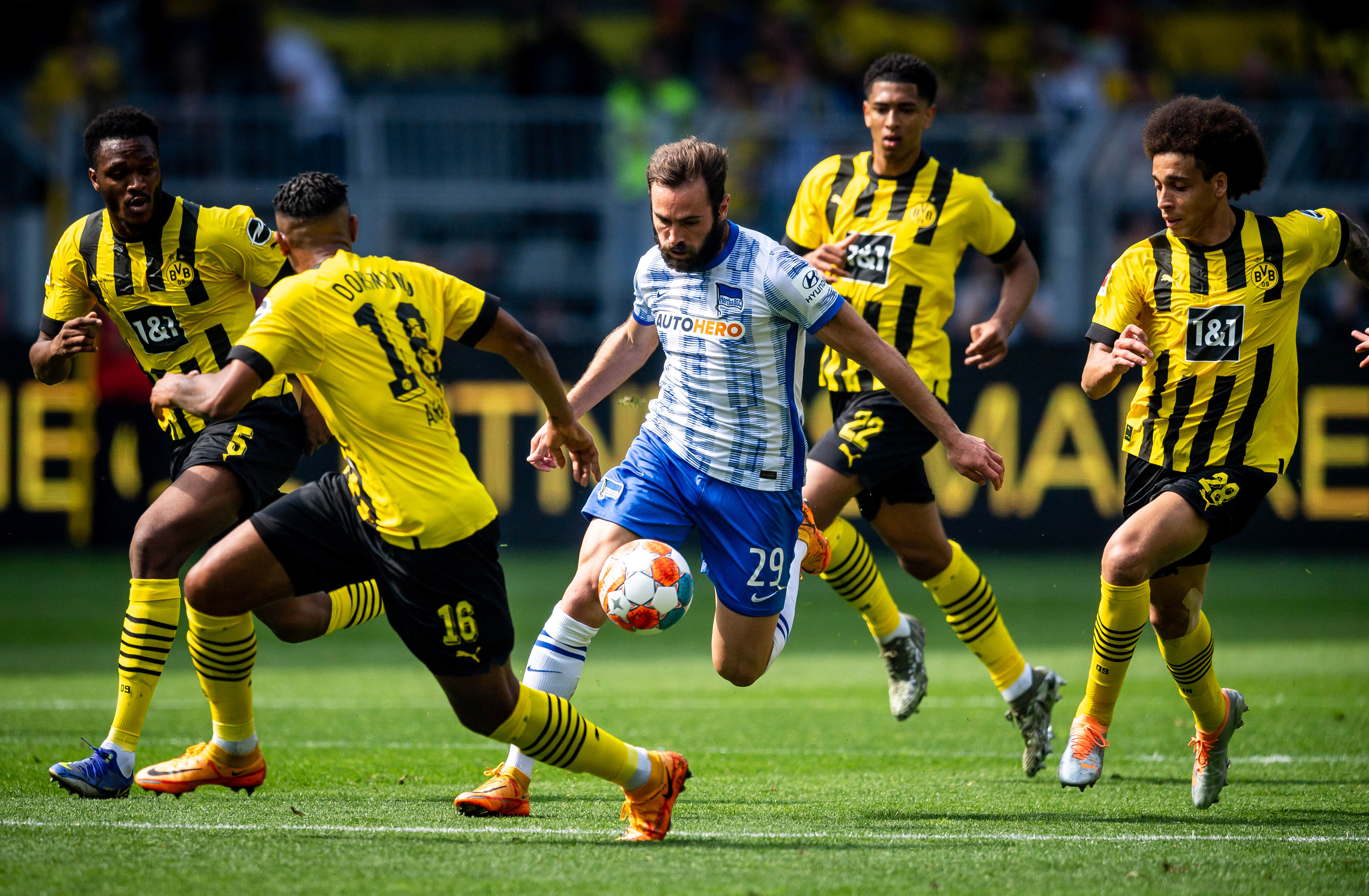 Lucas Tousart se lanza al regate contra la defensa del Dortmund.