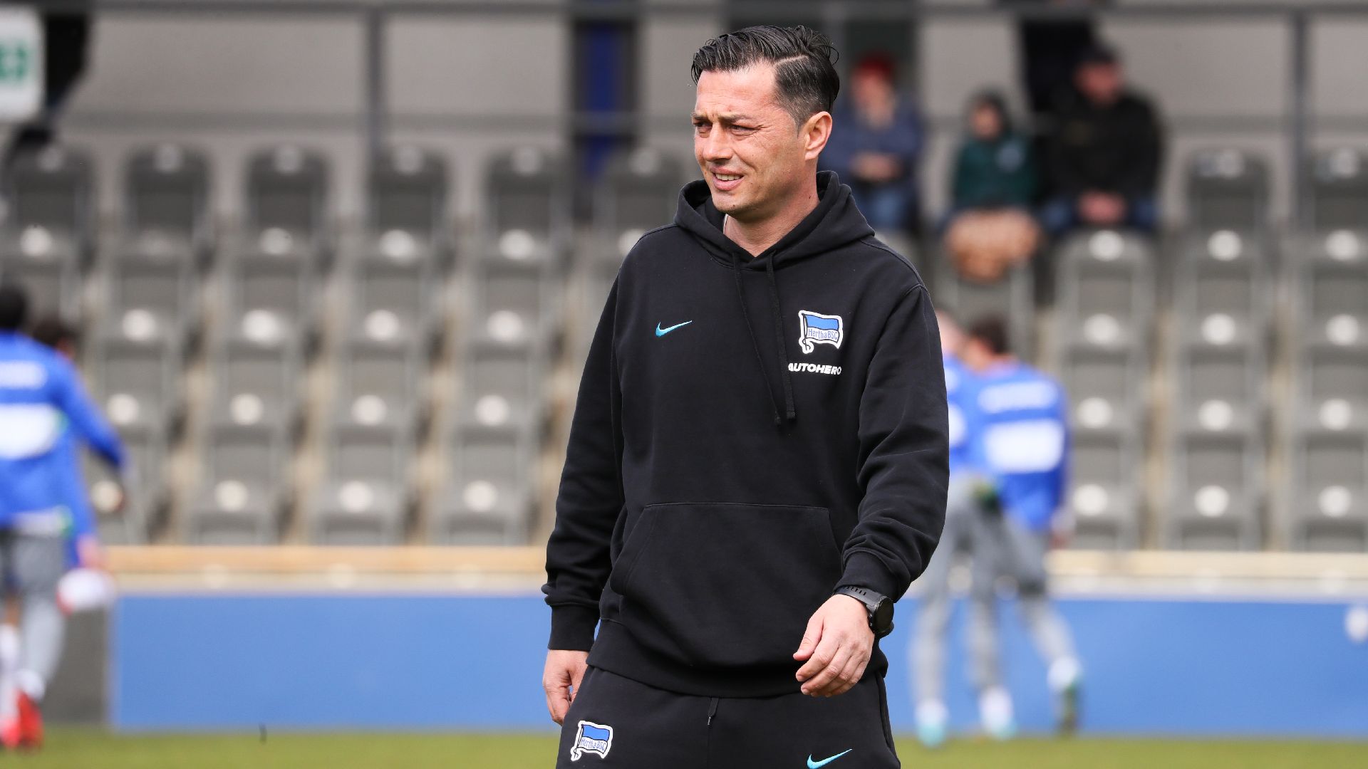 Coach Ante Čović betrachtet seine Jungs beim Aufwärmen.