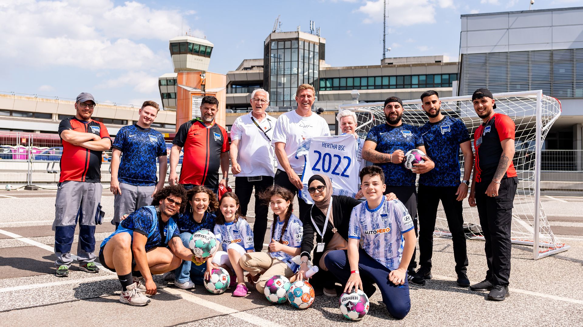 Fahnenträger Marko Rehmer war bei der Einweihung des Soccercourts im Ankunftszentrum TXL vor Ort.