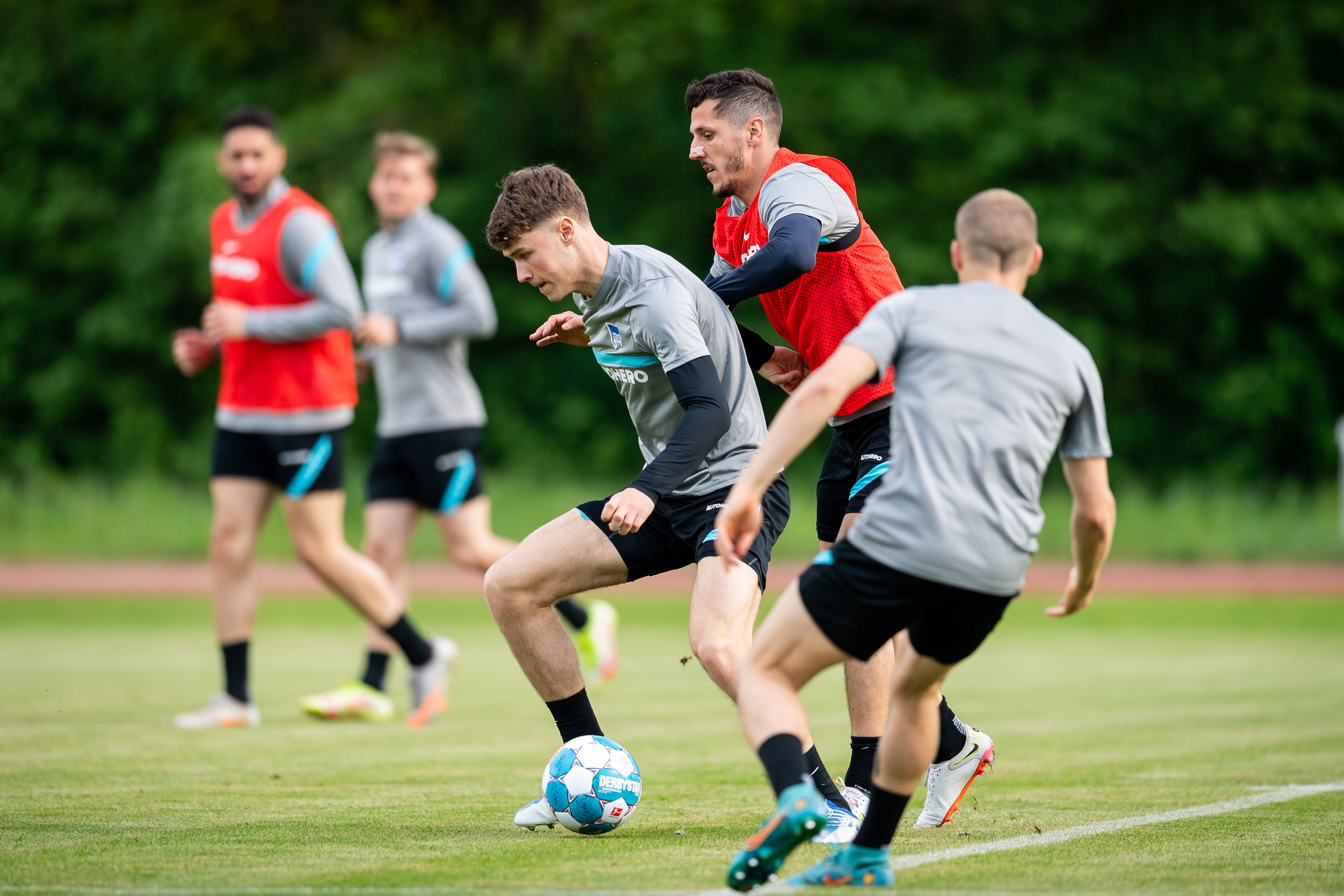 Linus Gechter challenges Stevan Jovetić for the ball.