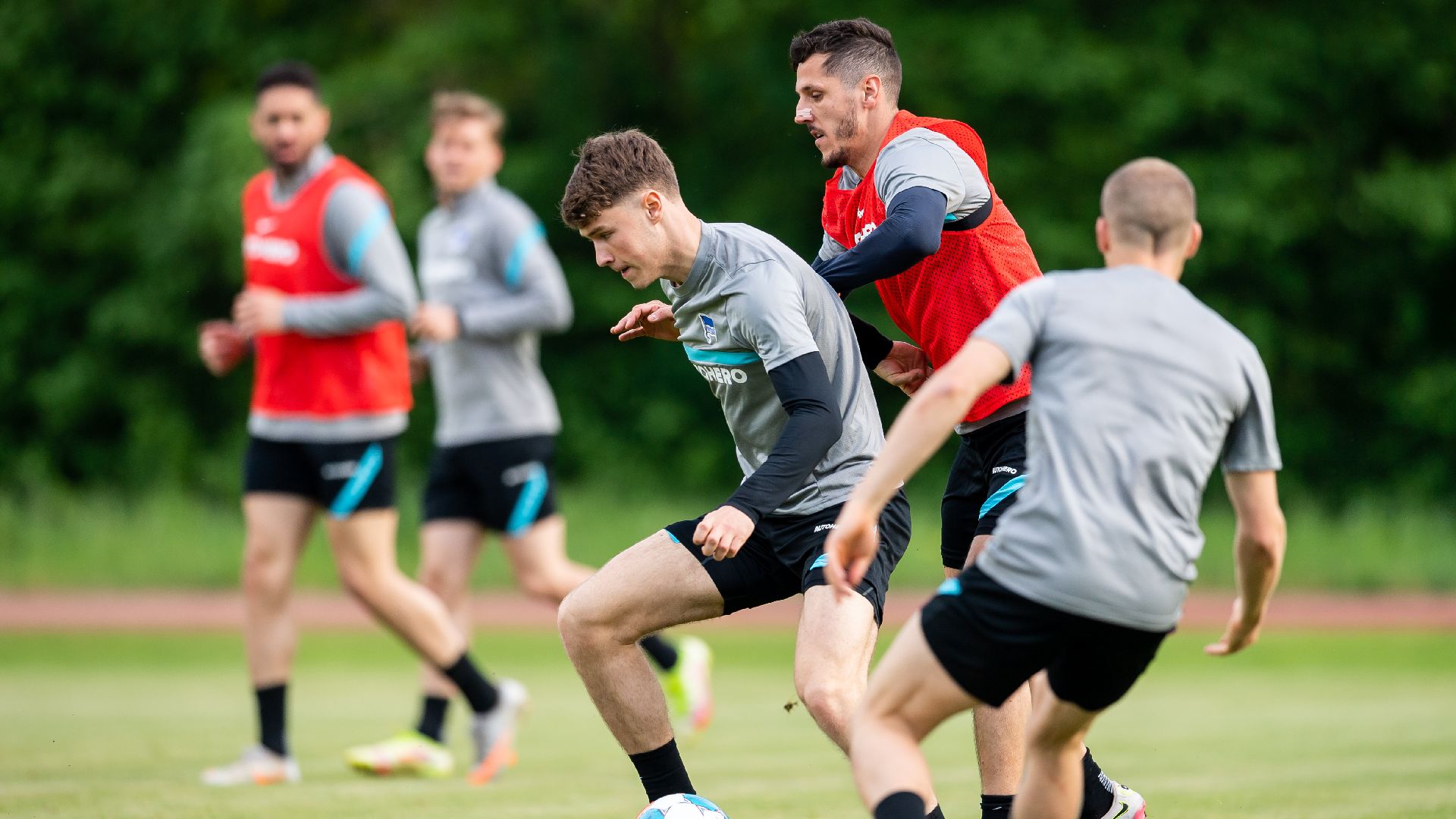 Linus Gechter behauptet den Ball gegen Stevan Jovetić.