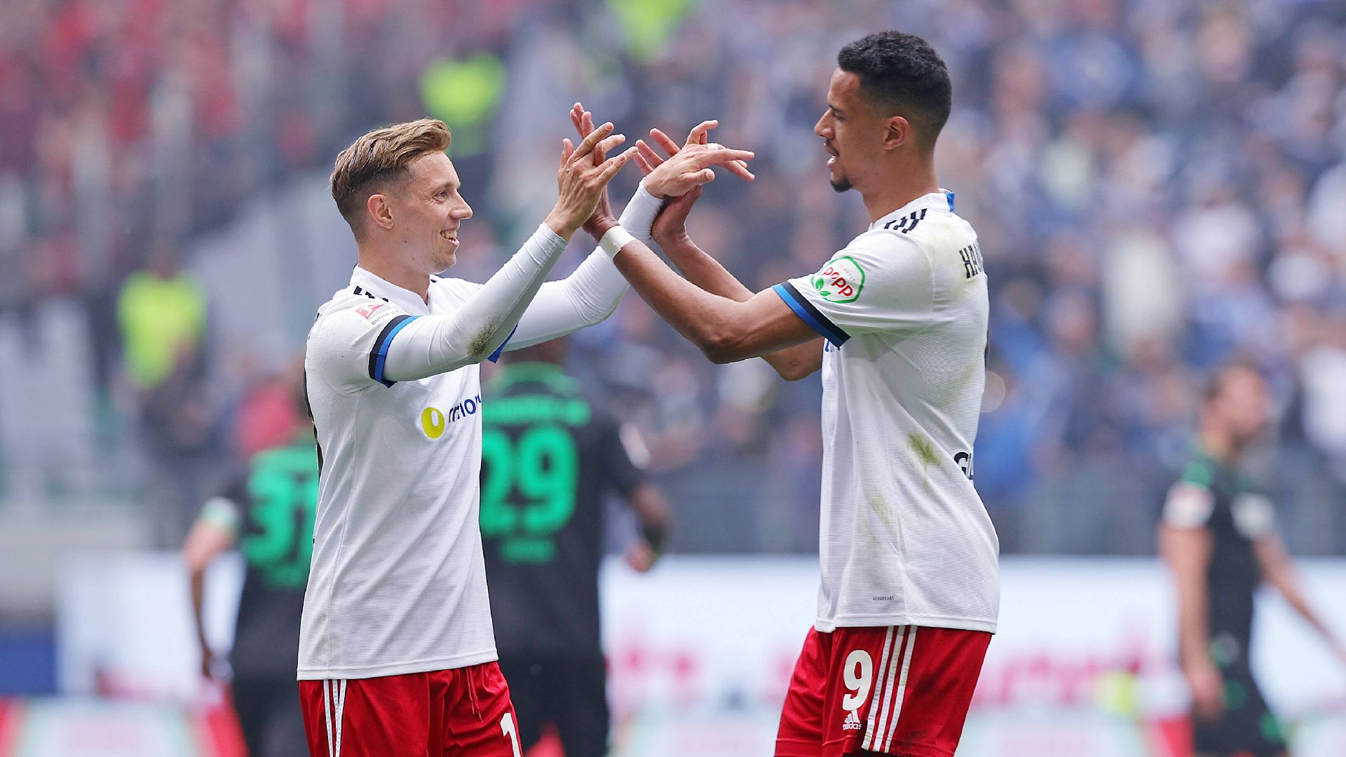 Sonny Kittel (li.) und Robert Glatzel klatschen sich ab.