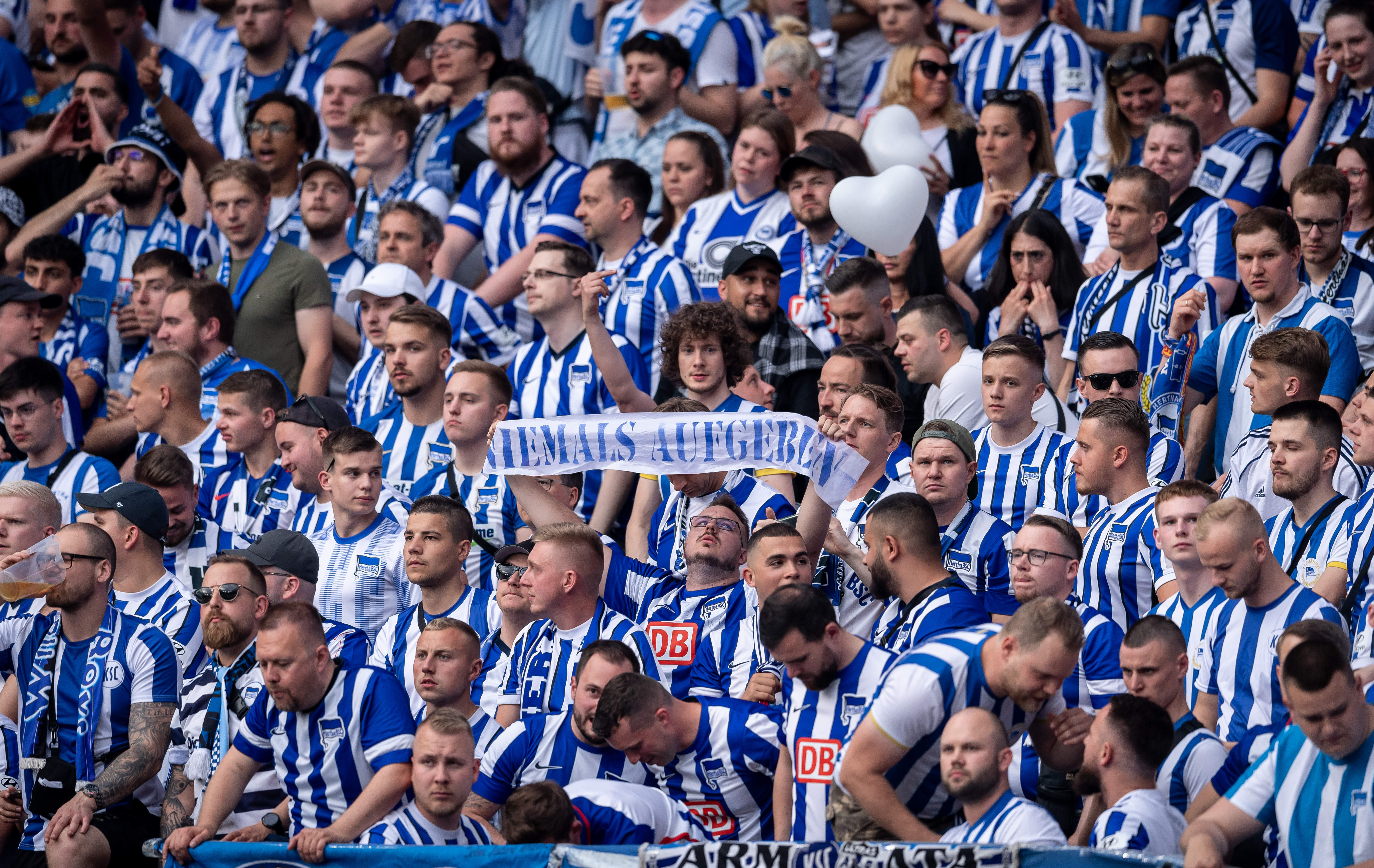 Hertha-Fans halten ein "Niemals aufgeben"-Spruchband in die Höhe.