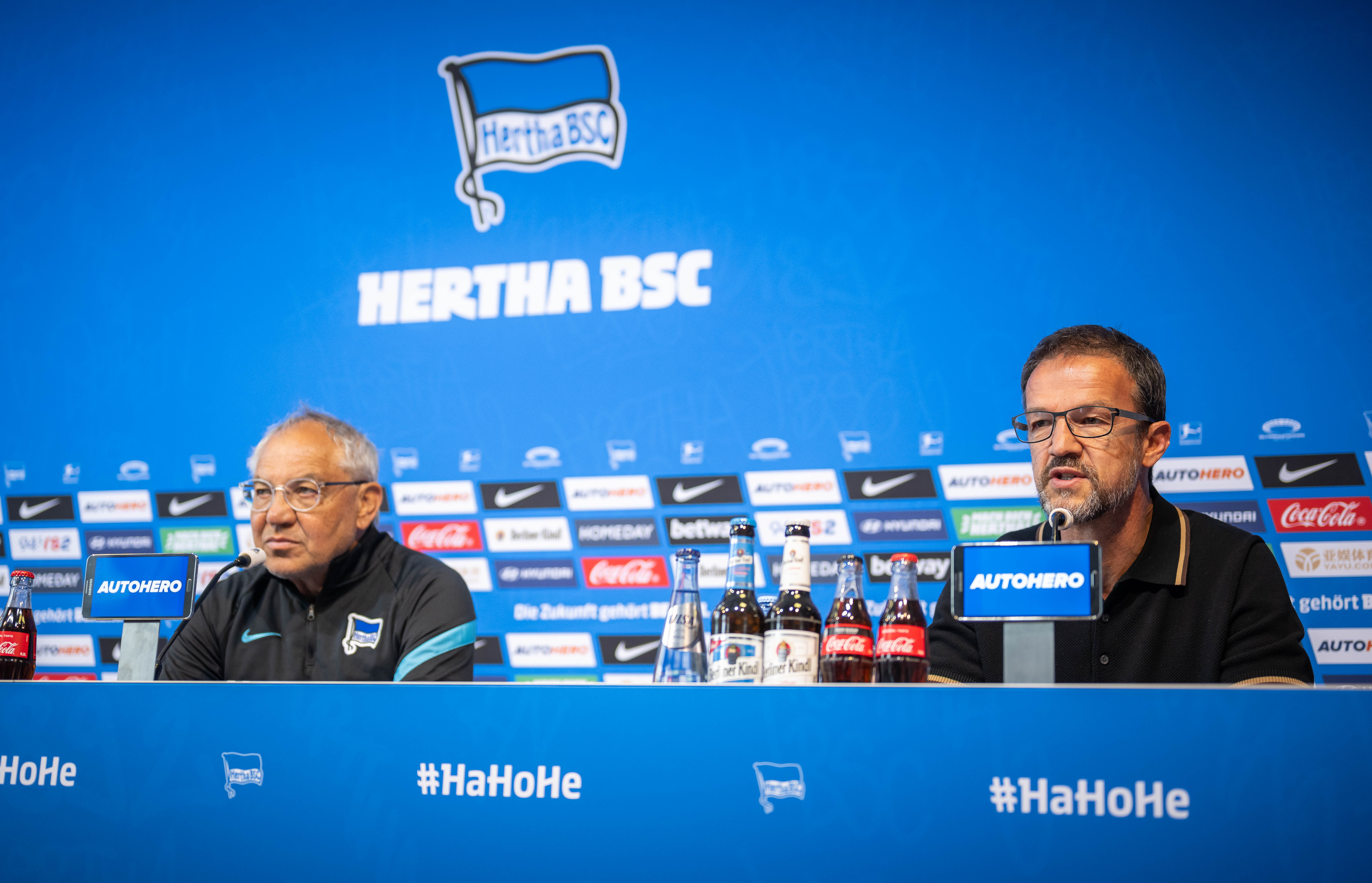 Felix Magath (li.) und Fredi Bobic sitzen auf dem Podium im Medienraum von Hertha BSC.