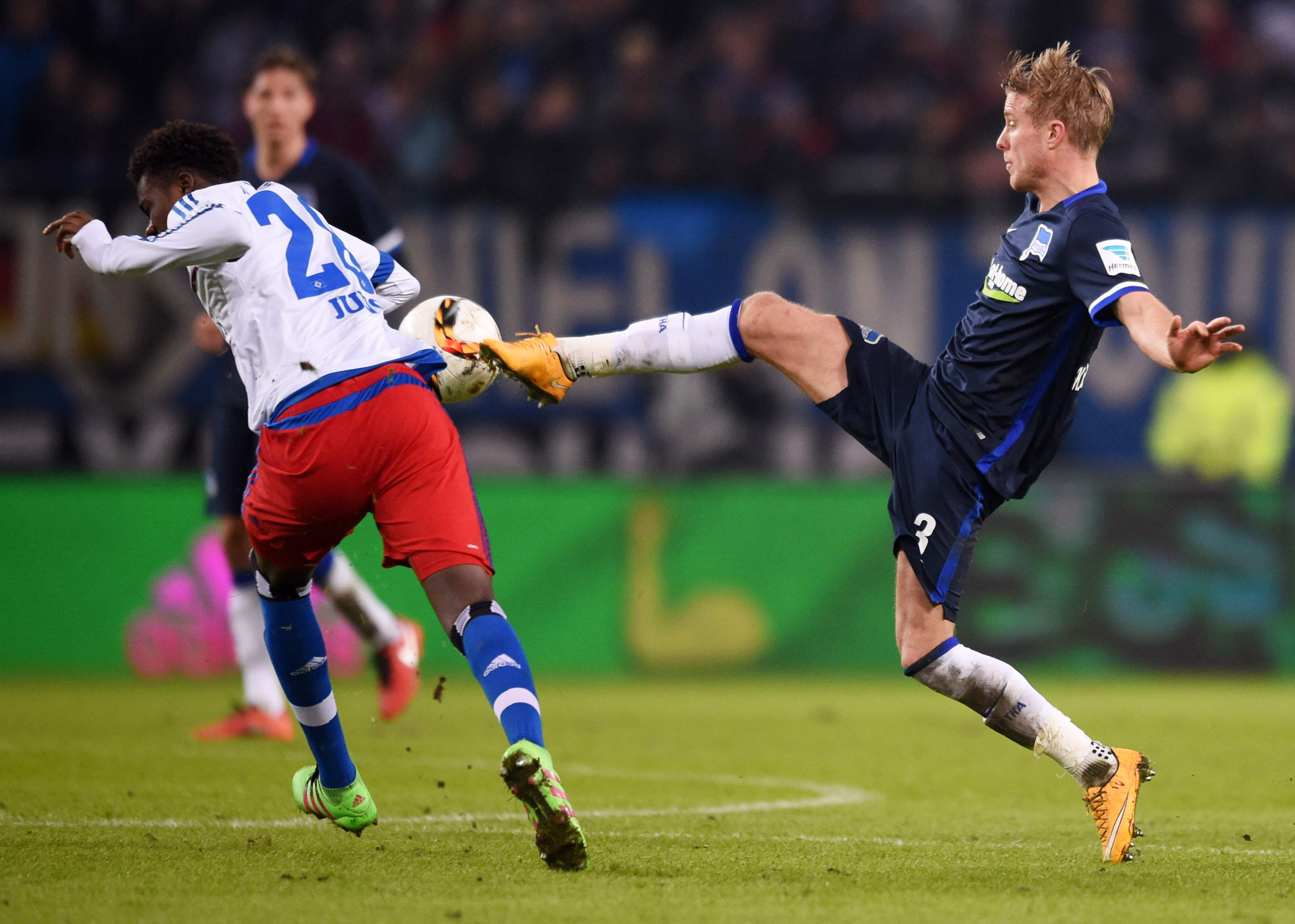 Per Skjelbred spitzelt seinem Gegenspieler den Ball mit der Fußspitze im Zweikampf weg.