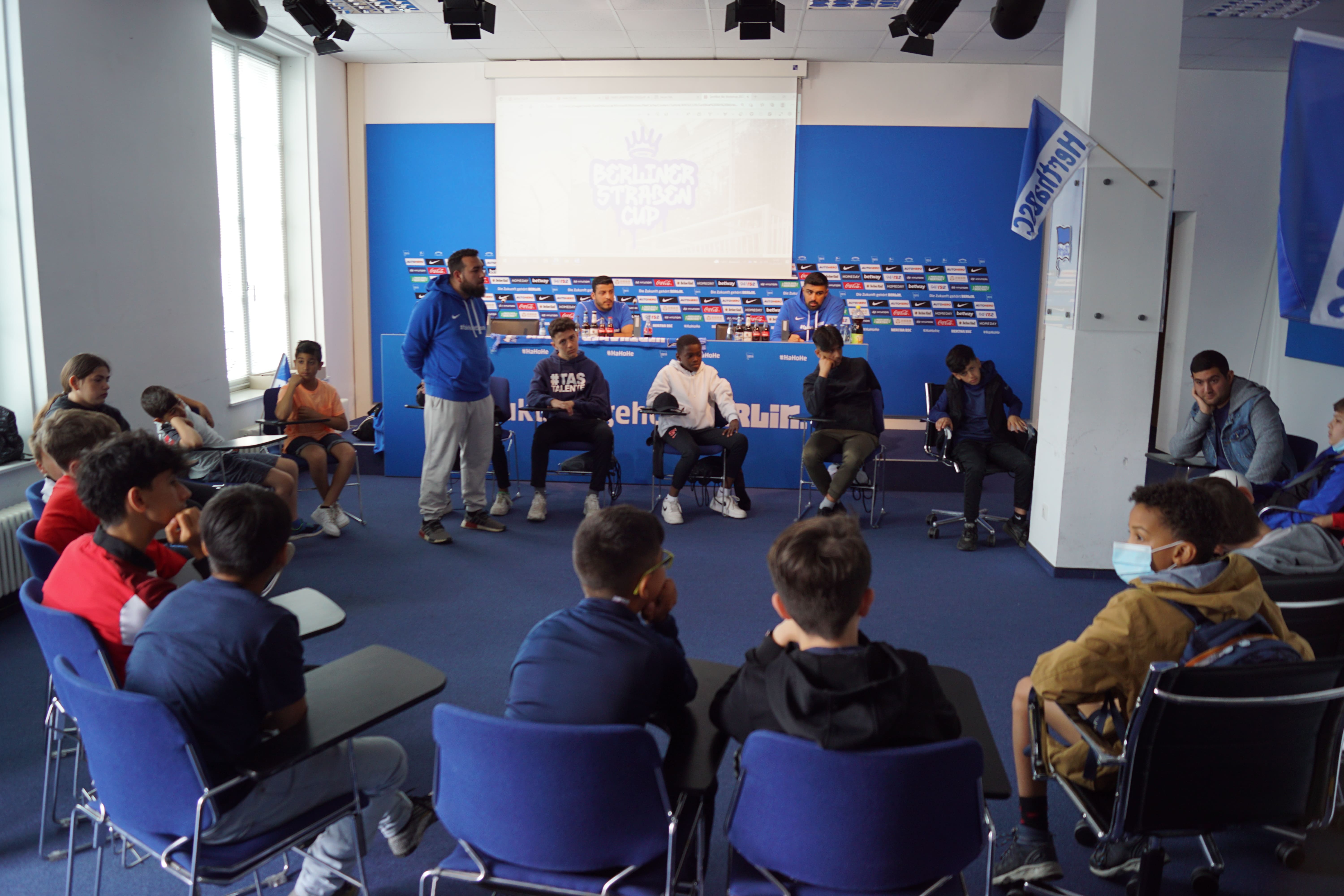Die Teilnehmerinnen und Teilnehmer des Workshops zum Berliner Straßen Cup tauschen sich im Medienraum aus.