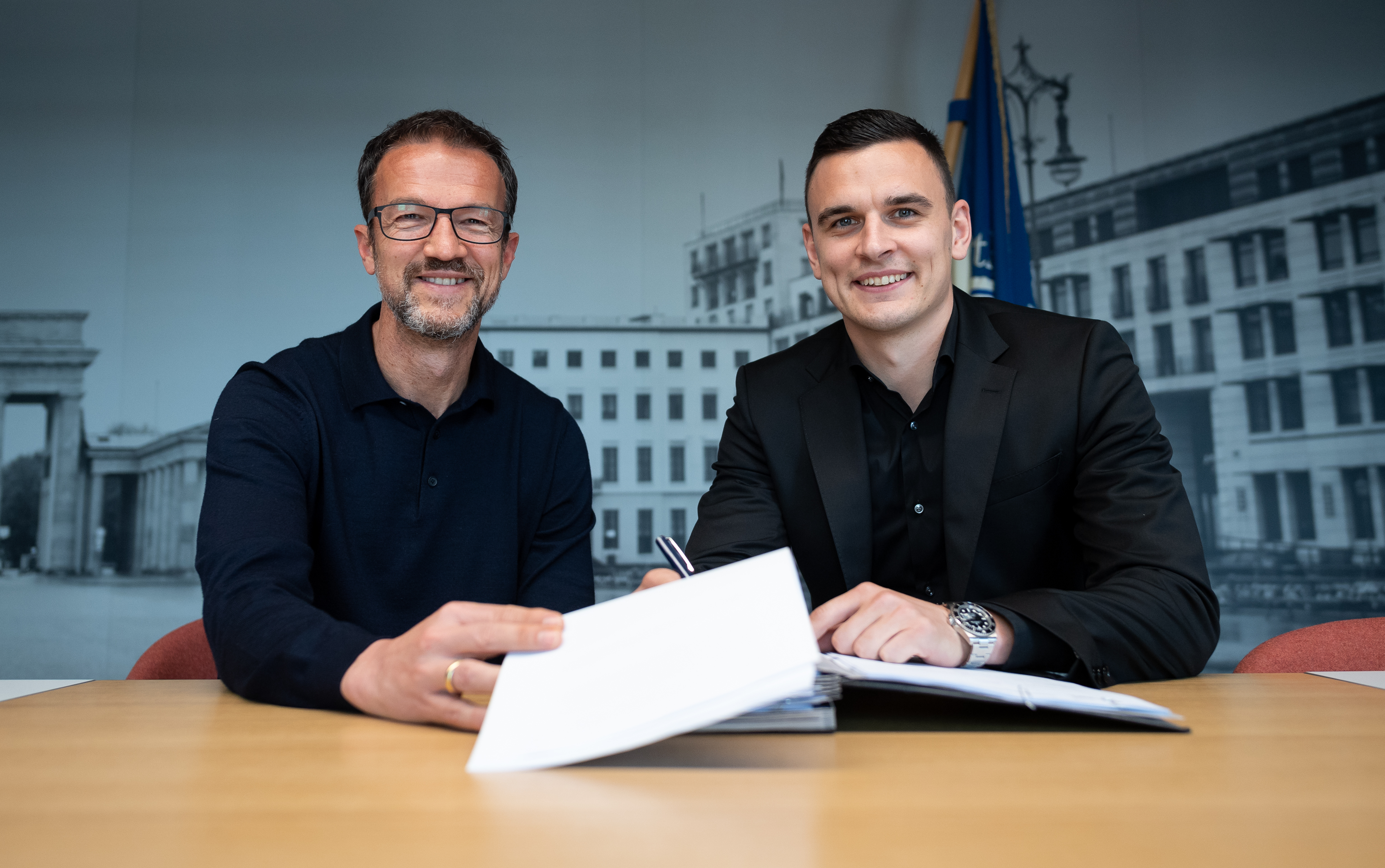 Fredi Bobic y Filip Uremović firman el contrato.