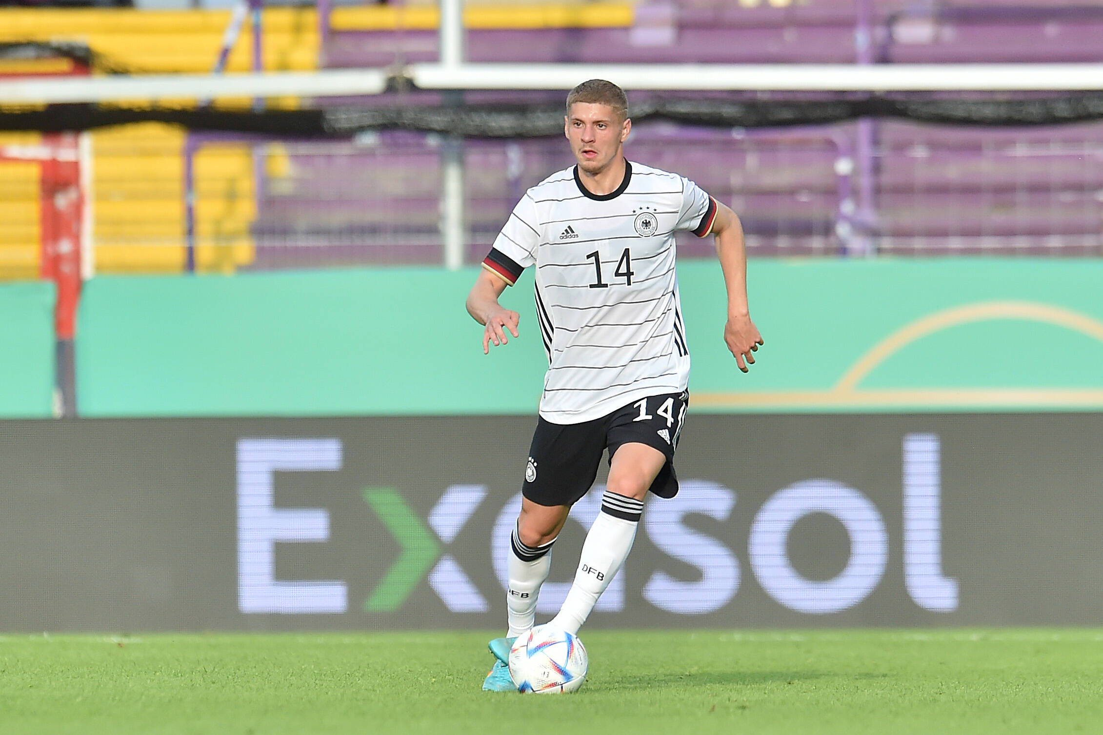 Márton Dárdai führt beim Spiel der deutschen U21 den Ball.