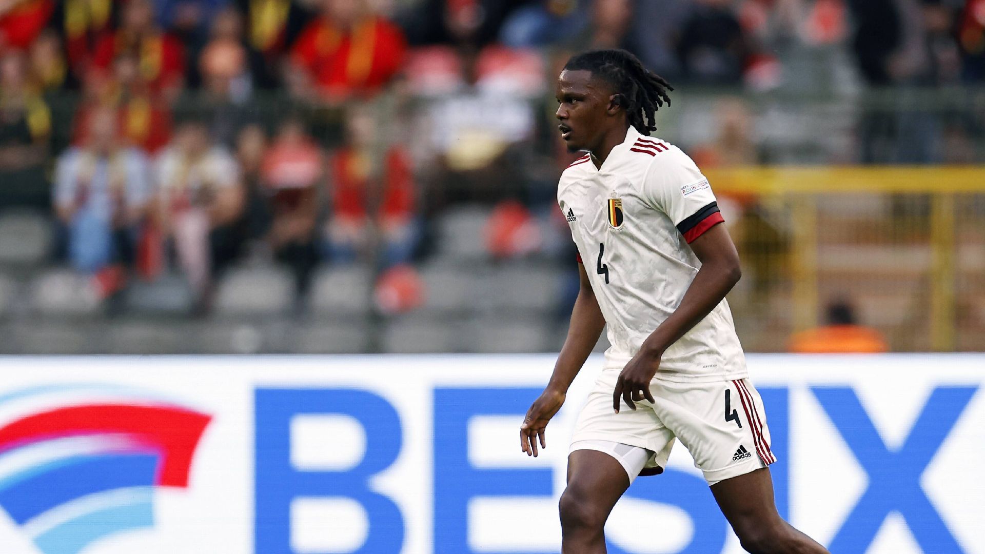 Dedryck Boyata führt in einem Länderspiel mit Belgien den Ball.