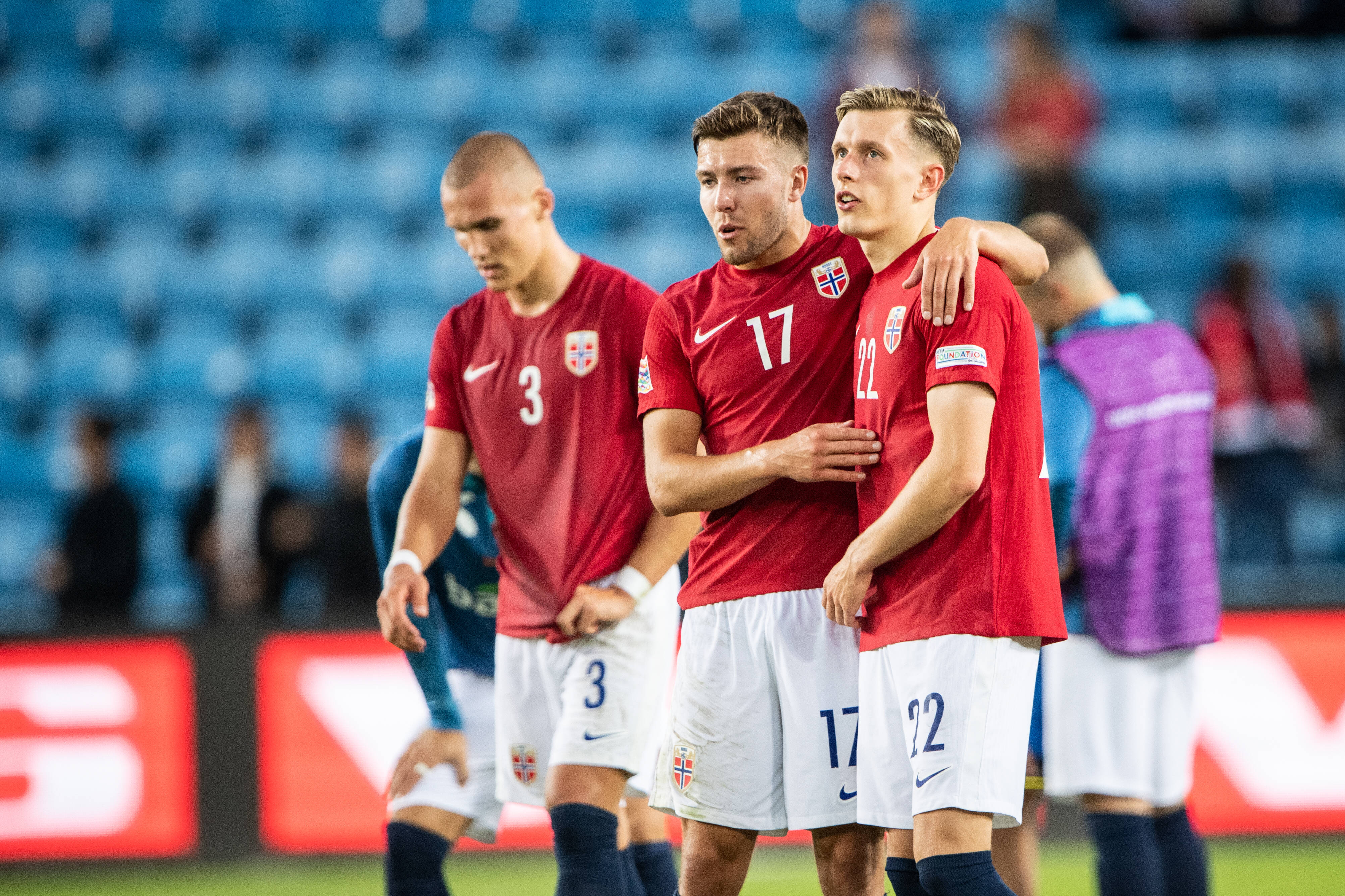 Fredrik Bjørkan klatscht nach einem Spiel der norwegischen Nationalmannschaft mit seinen Teamkollegen ab.