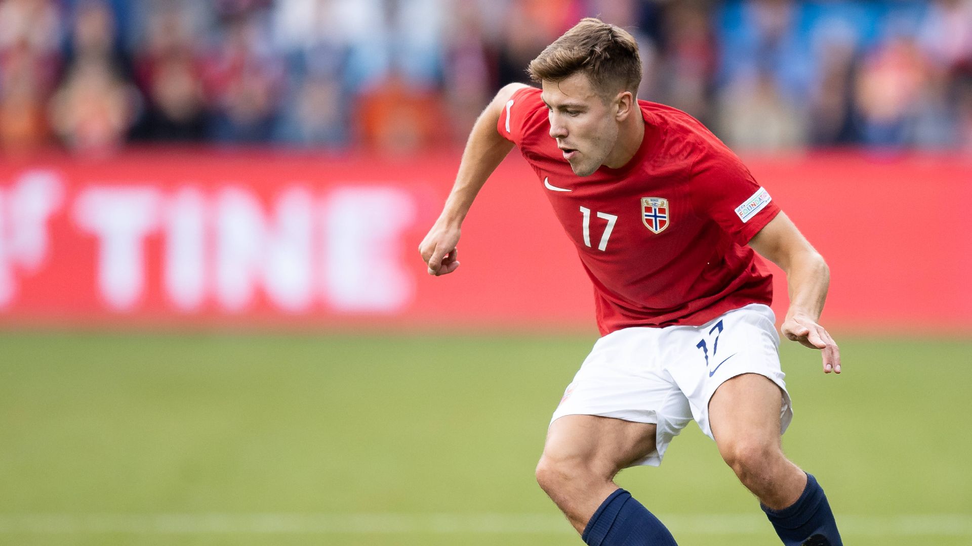 Fredrik Bjørkan drives forward with the ball.