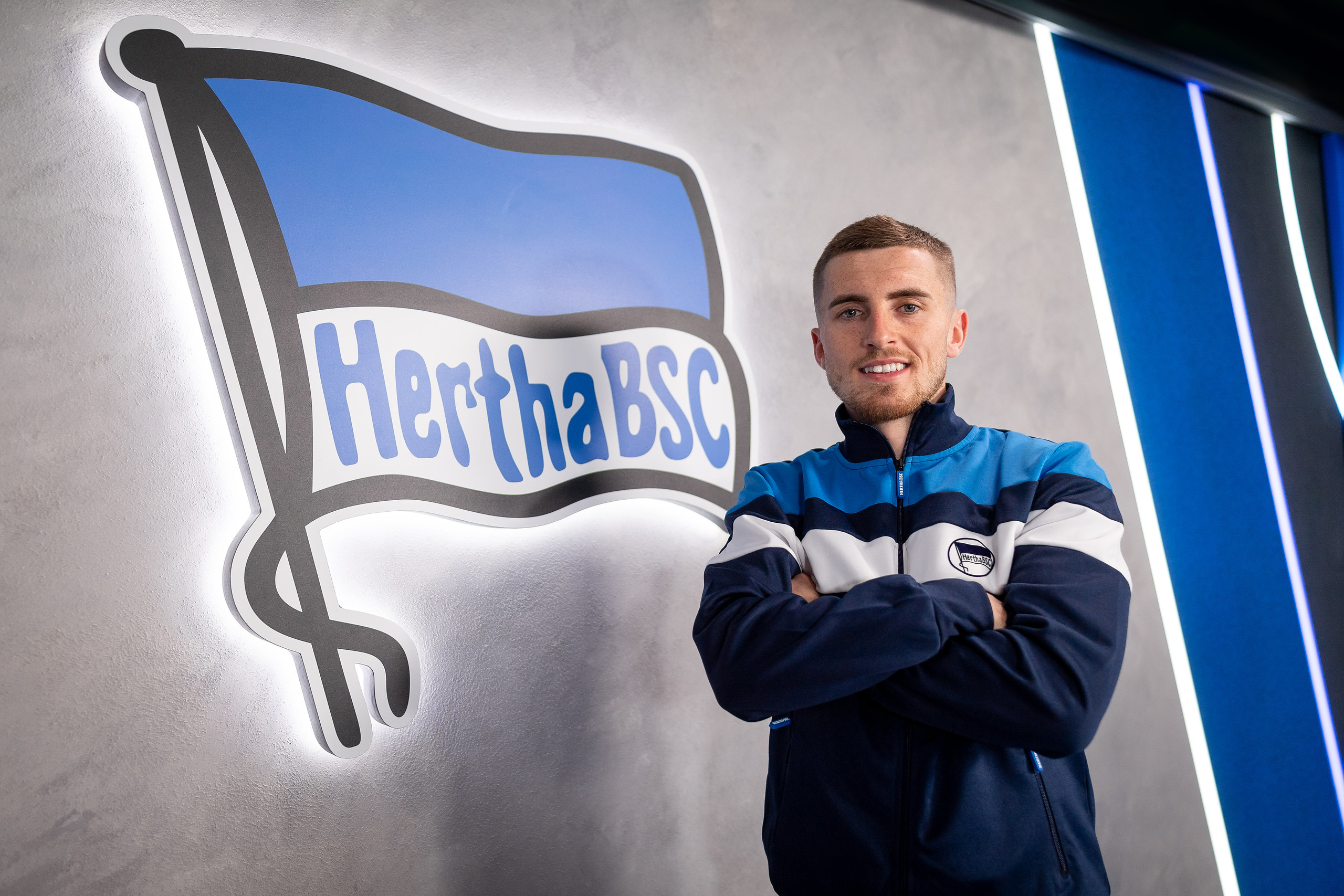 Jonjoe Kenny in front of the Hertha badge