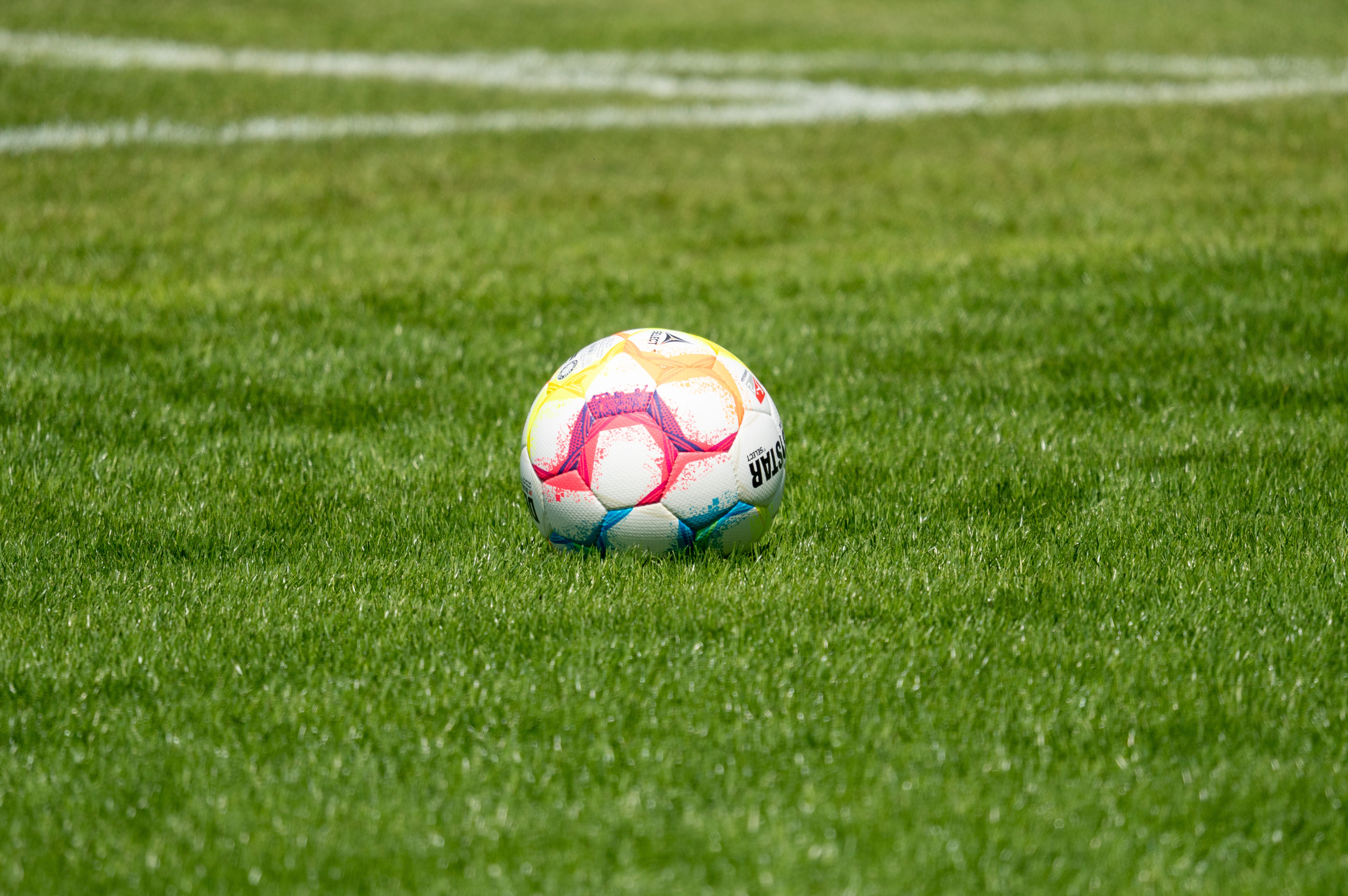 El balón oficial de la Bundesliga 2022/23.