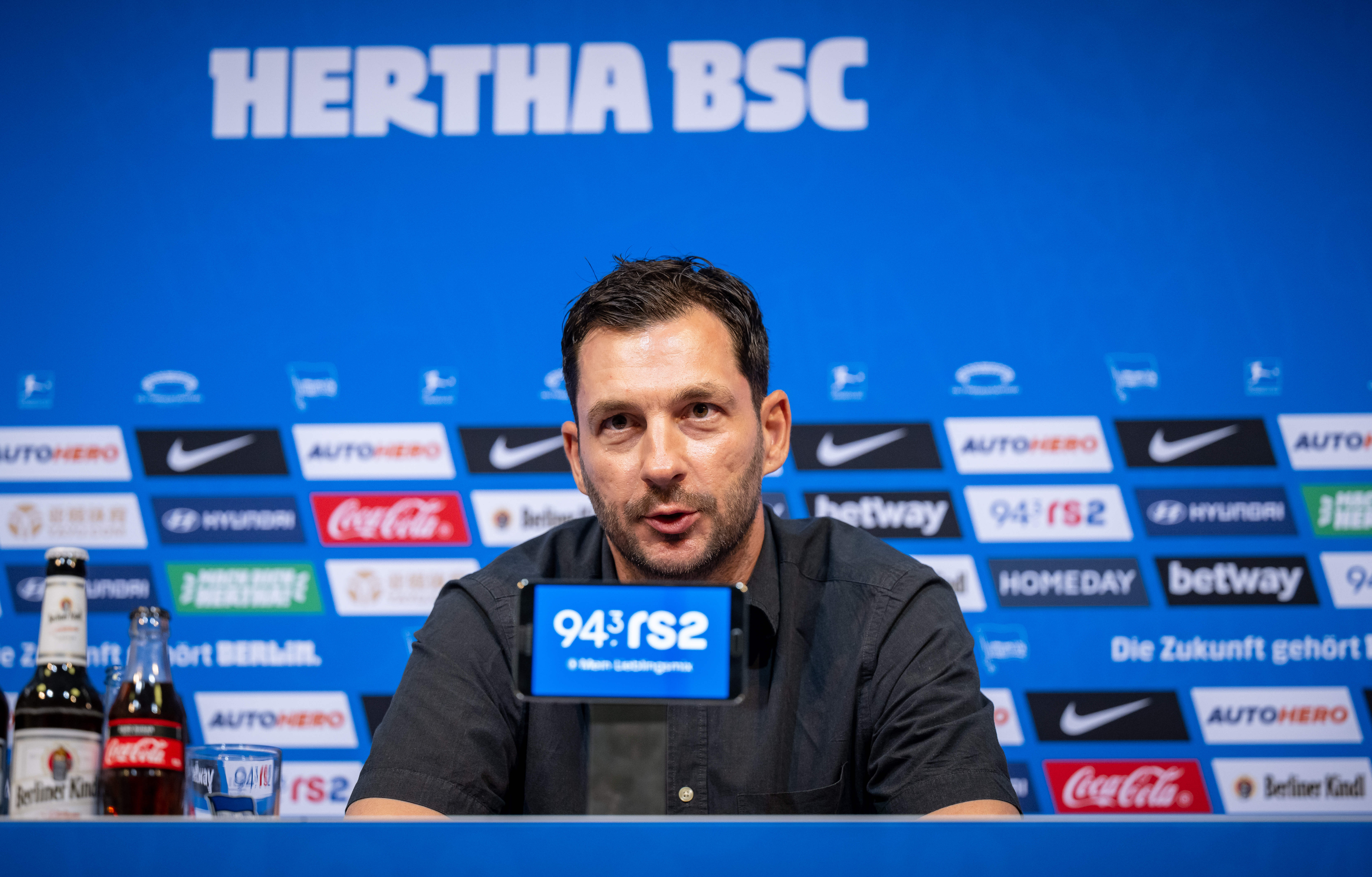 Sandro Schwarz spricht bei seiner ersten Pressekonferenz als Hertha-Trainer.