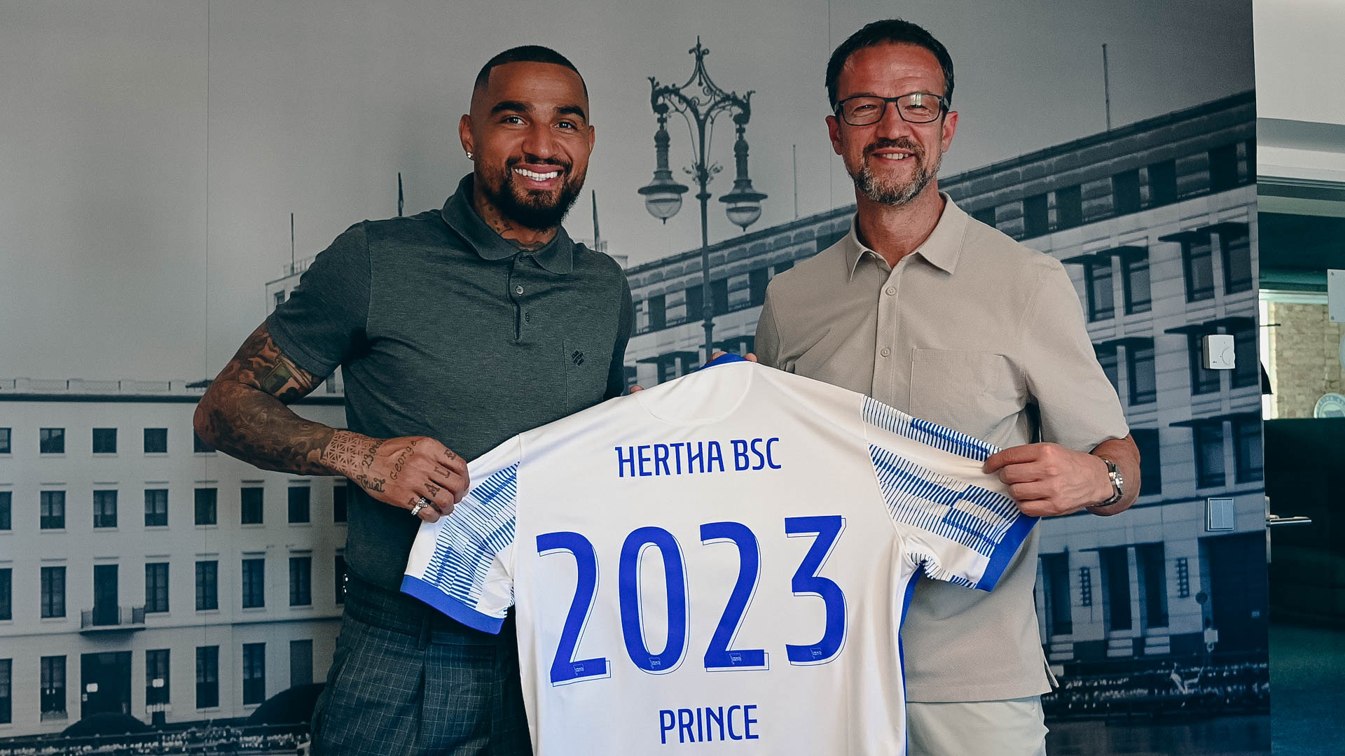 Prince Boateng (li.) und Fredi Bobic halten ein Trikot hoch.