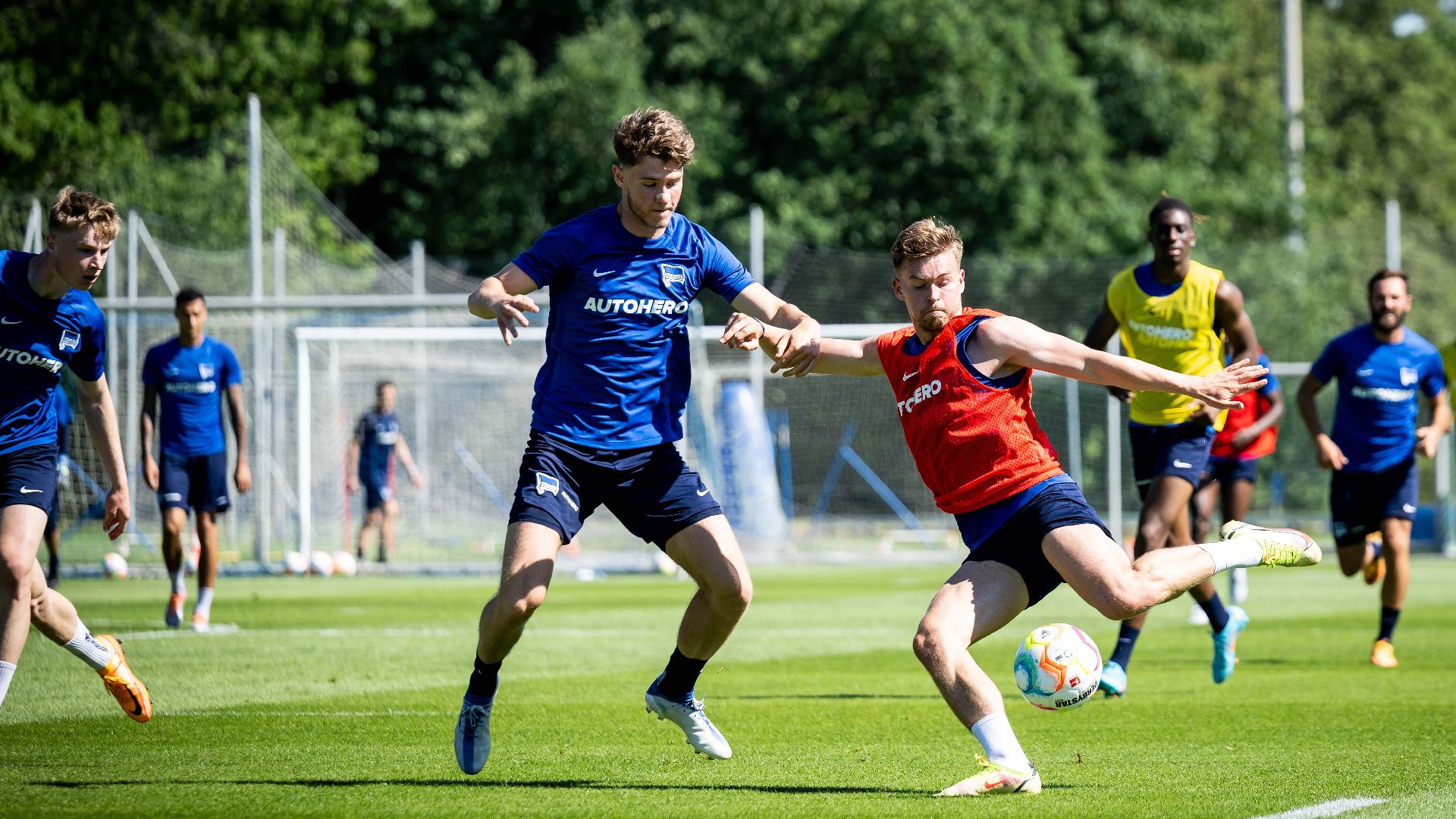 Linus Gechter und Maximilian Mittelstädt im Zweikampf.